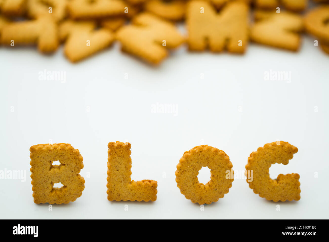 Das Wort Blog von Alphabet geformte Plätzchen und Kekse auf weißem Hintergrund erstellt für ein Blogger. Stockfoto