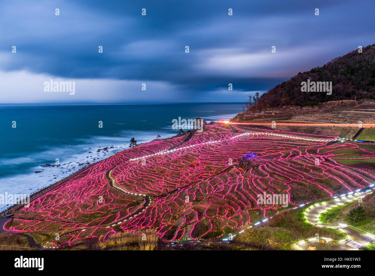 Wajima, Japan am Shiroyone Senmaida Reisterrassen während eines Winters Leuchten. Stockfoto