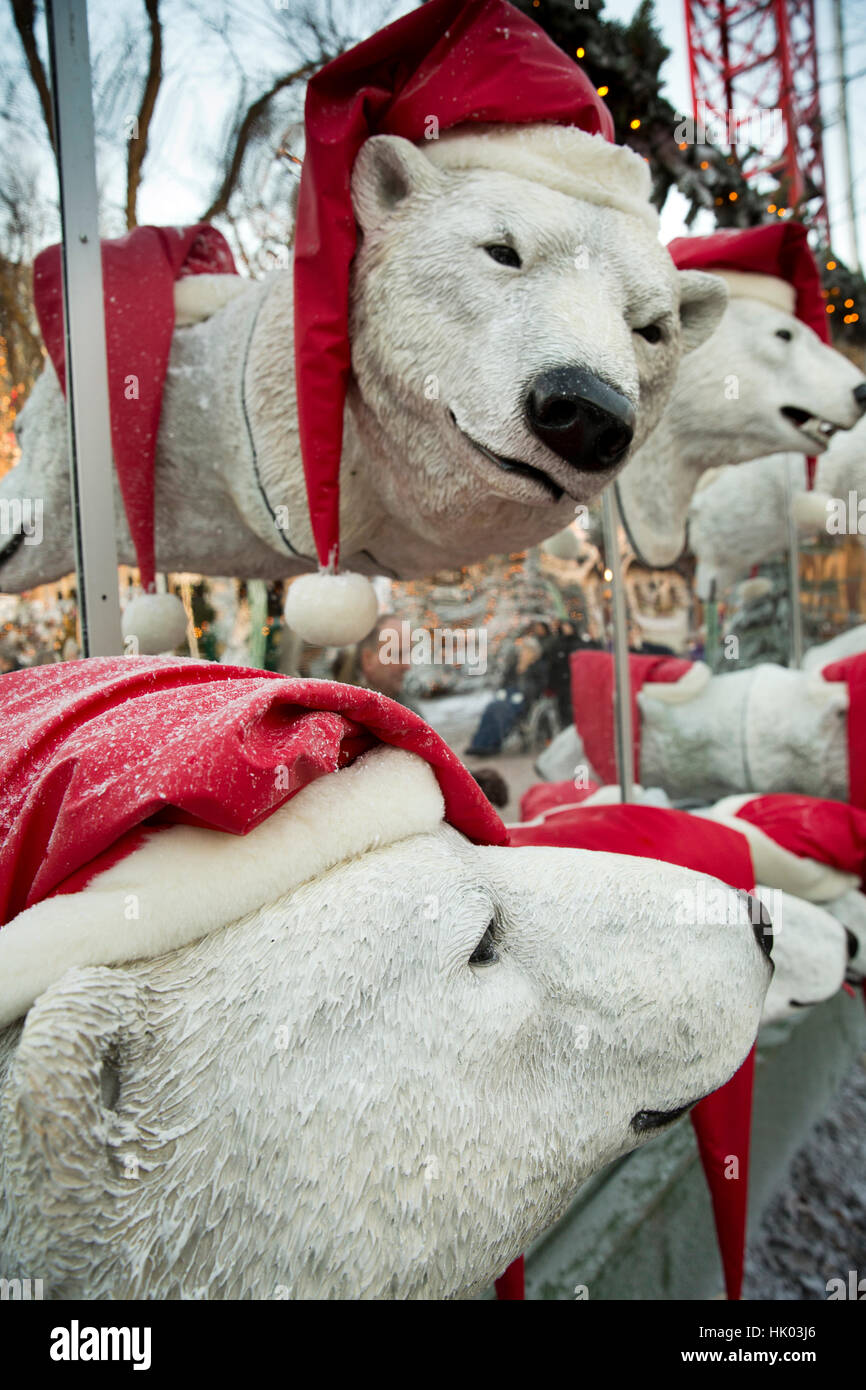 Dänemark, Kopenhagen, Tivoli Gardens zu Weihnachten, Eisbär Köpfe Xmas Hüte  tragen Stockfotografie - Alamy