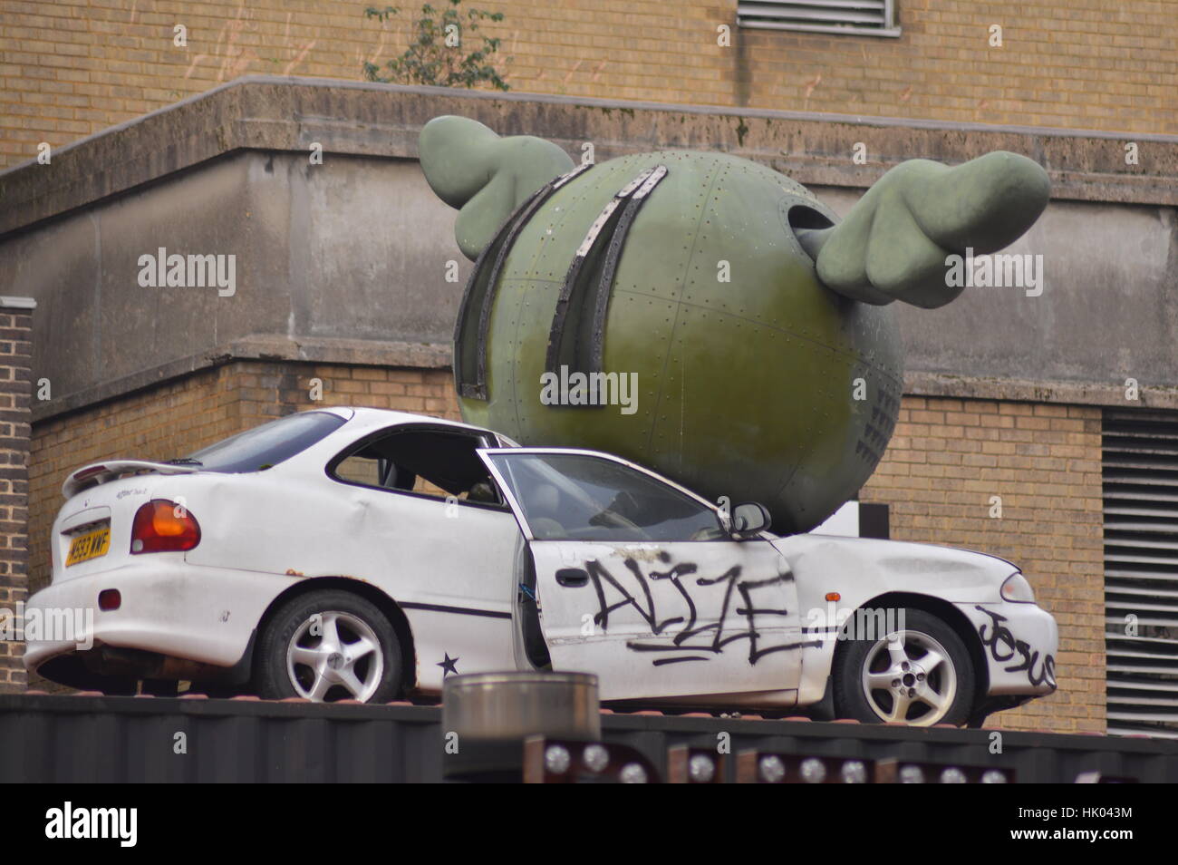 Zerkleinerte Auto durch Bombe mit Flügeln in Dray Walk of Brick Lane, London, England, UK Stockfoto