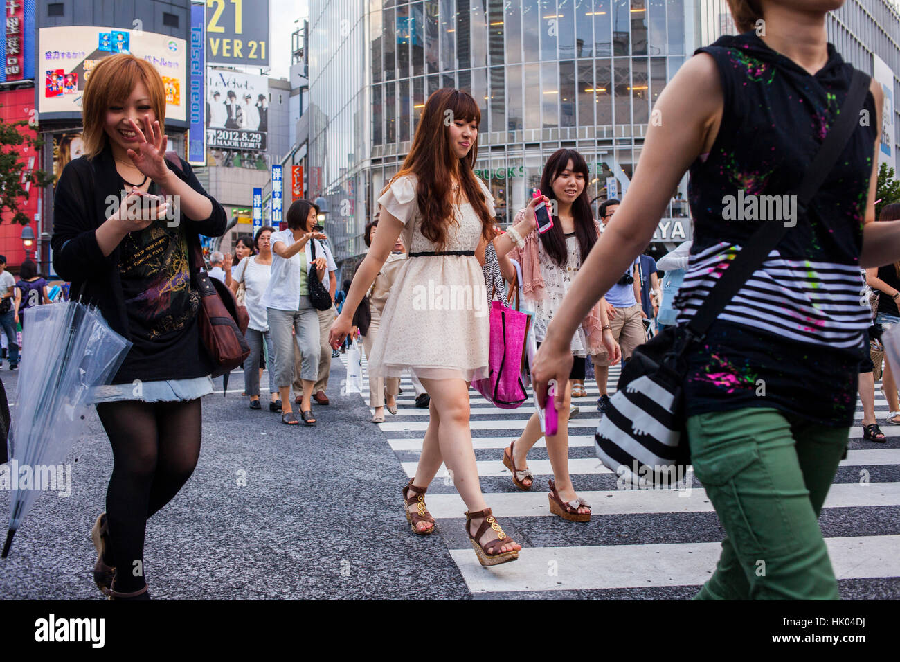 Mädchen, Mädchen, Frau, Frauen, Junge, Jugend, jüngeren, Publikum, überfüllt, Rush Hour, Überbevölkerung, Zebrastreifen, Hachiko Square, Shibuya. Tokyo City, Japan, Asien Stockfoto