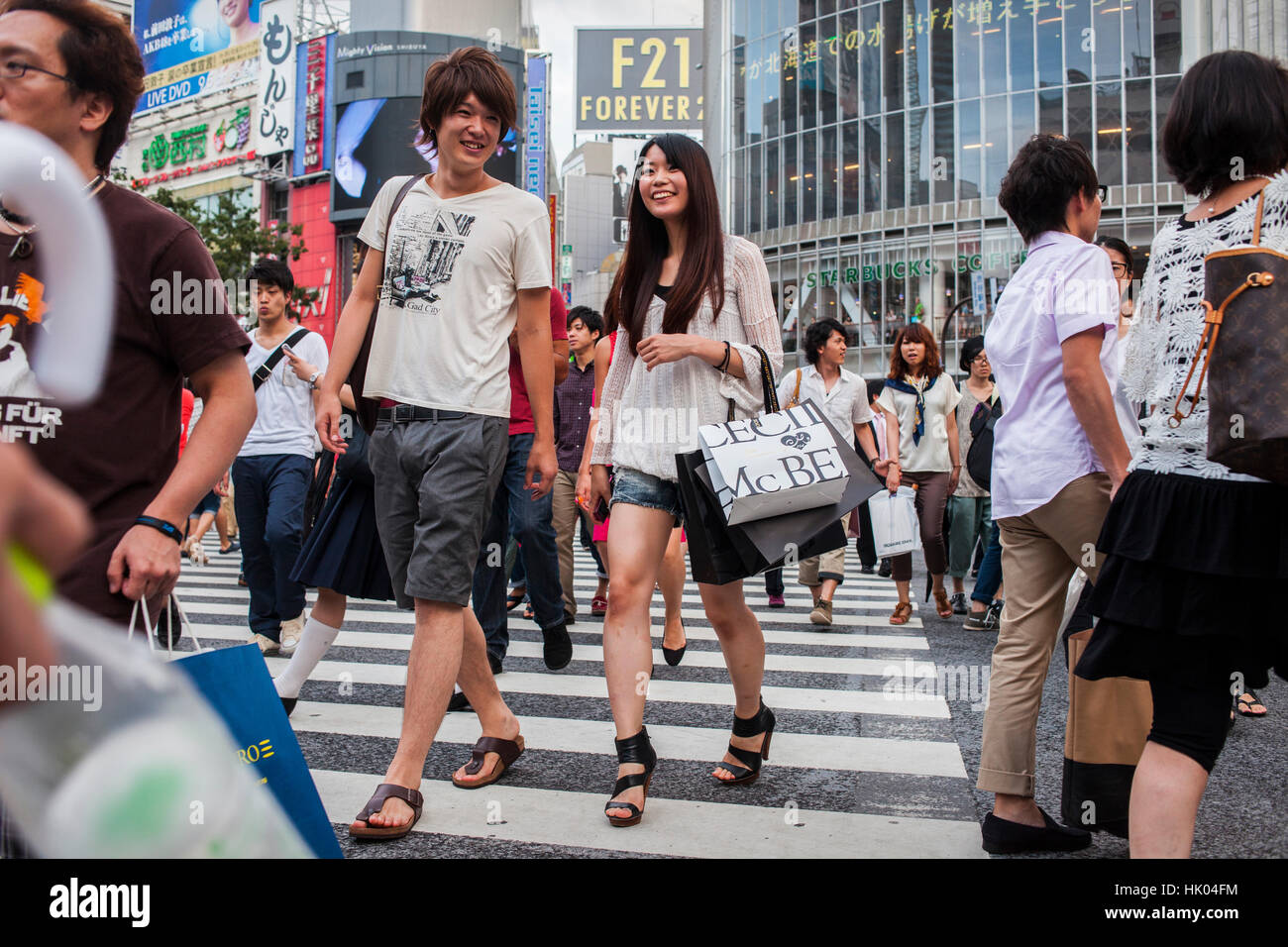 Jüngere Paare, Teenager, Jugendliche, Rush Hour, Shibuya crosswalk Hachiko Square,. Tokyo City, Japan, Asien Stockfoto