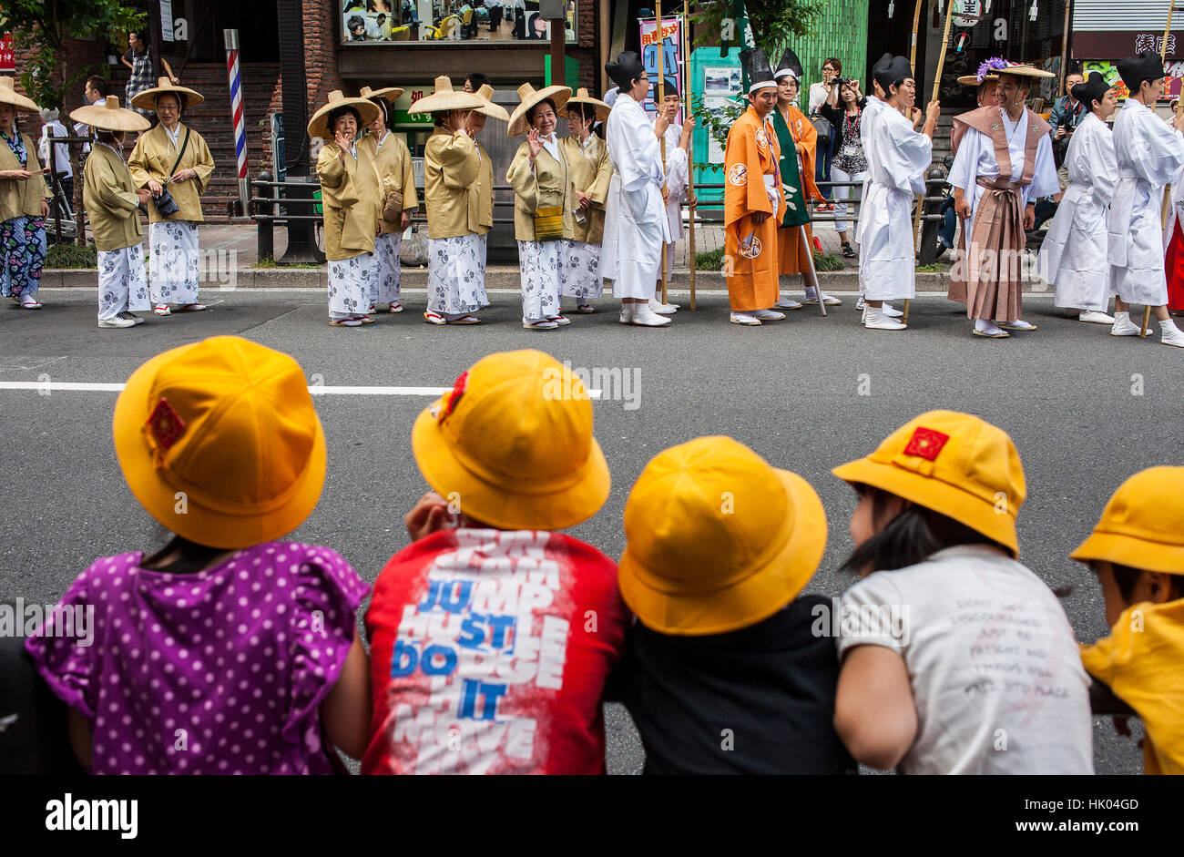 Kinder suchen die Sanno MatsuriParade, nahe dem Bahnhof Ichigaya. Die