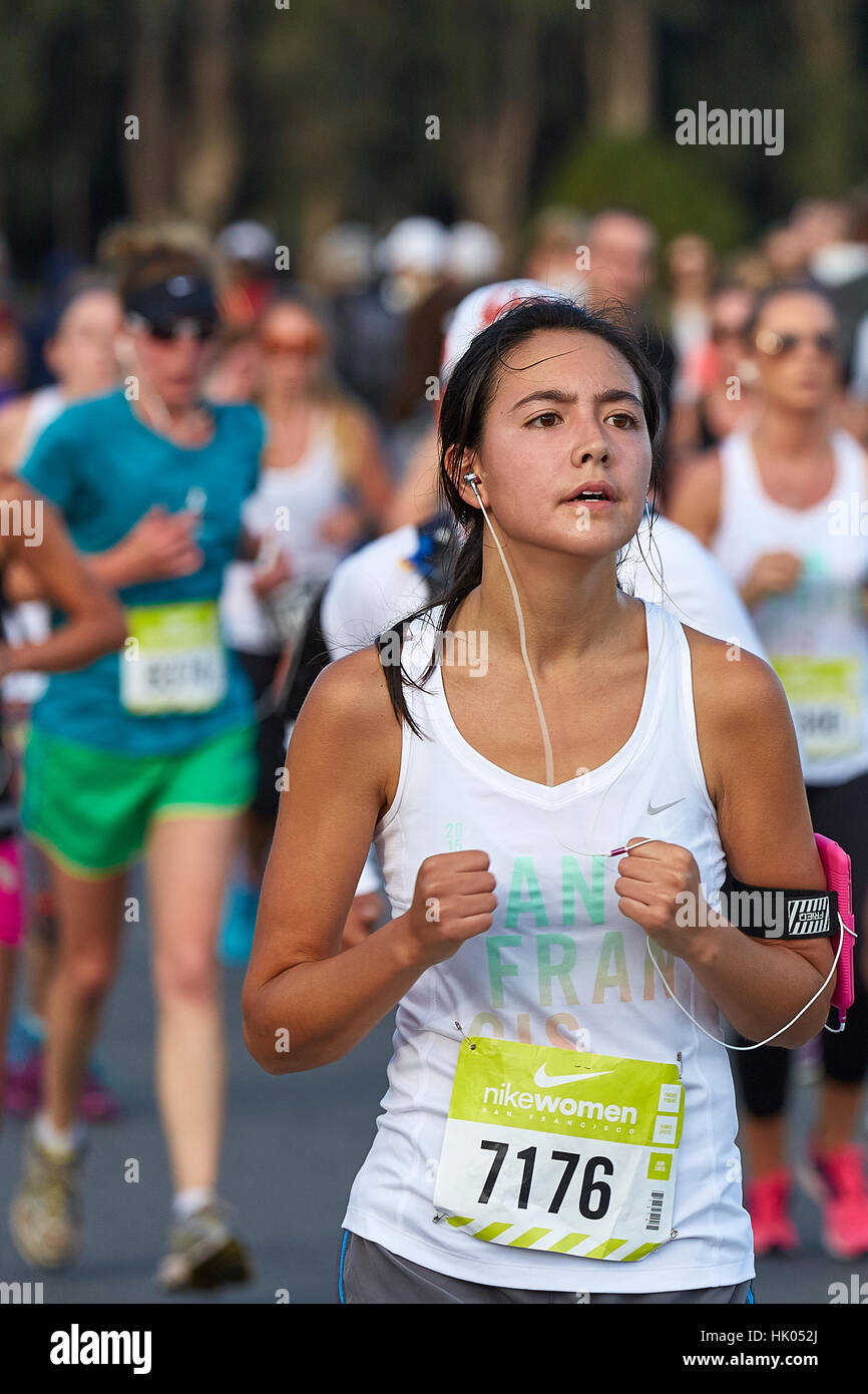 Sportlerin im Halbmarathon der Nike Woman, San Francisco, 2015 laufen. Stockfoto