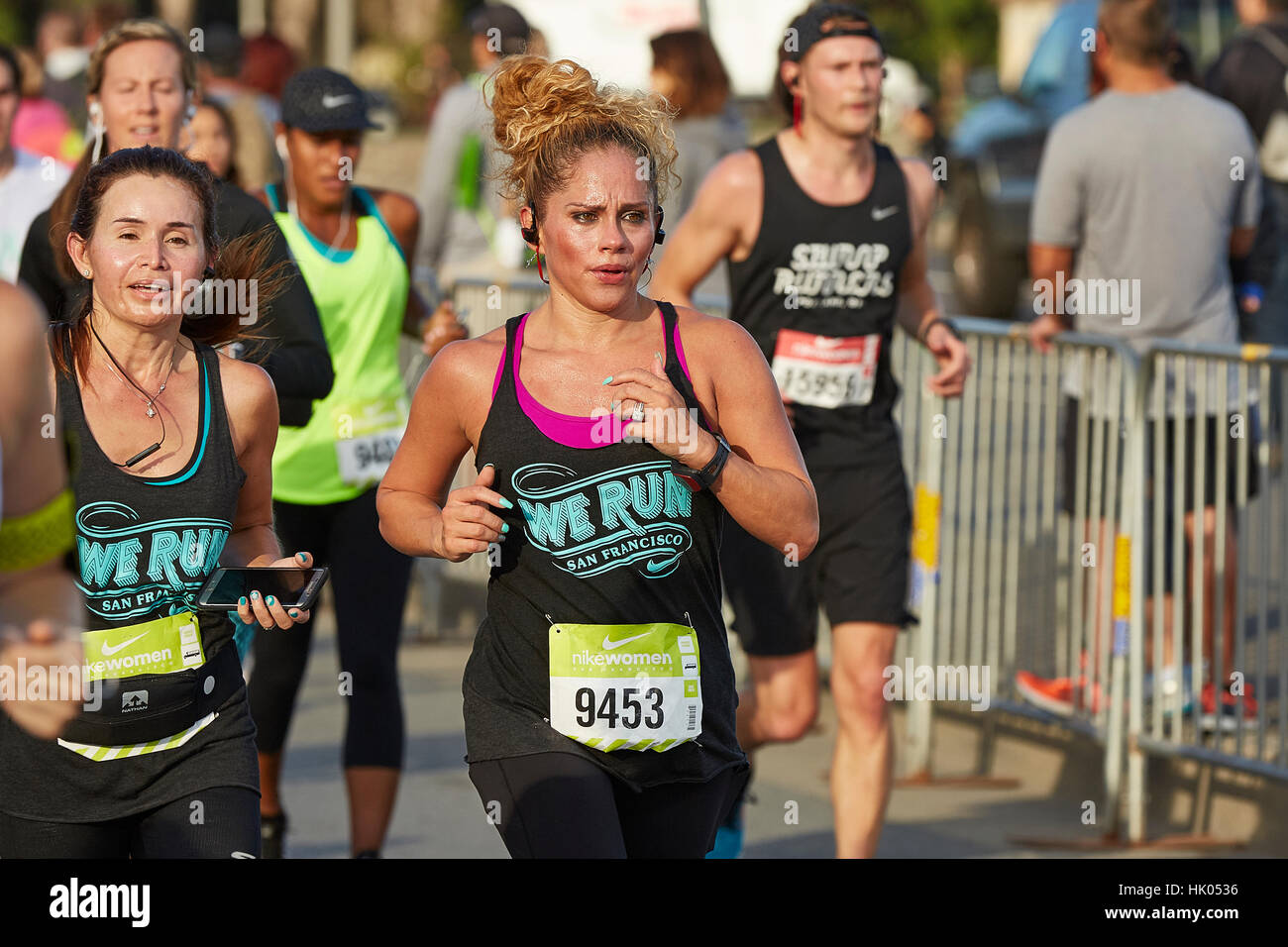 Weibliche lateinamerikanischen Athlet nähert sich die Ziellinie In der Nike Woman Halbmarathon, San Francisco, 2015. Stockfoto