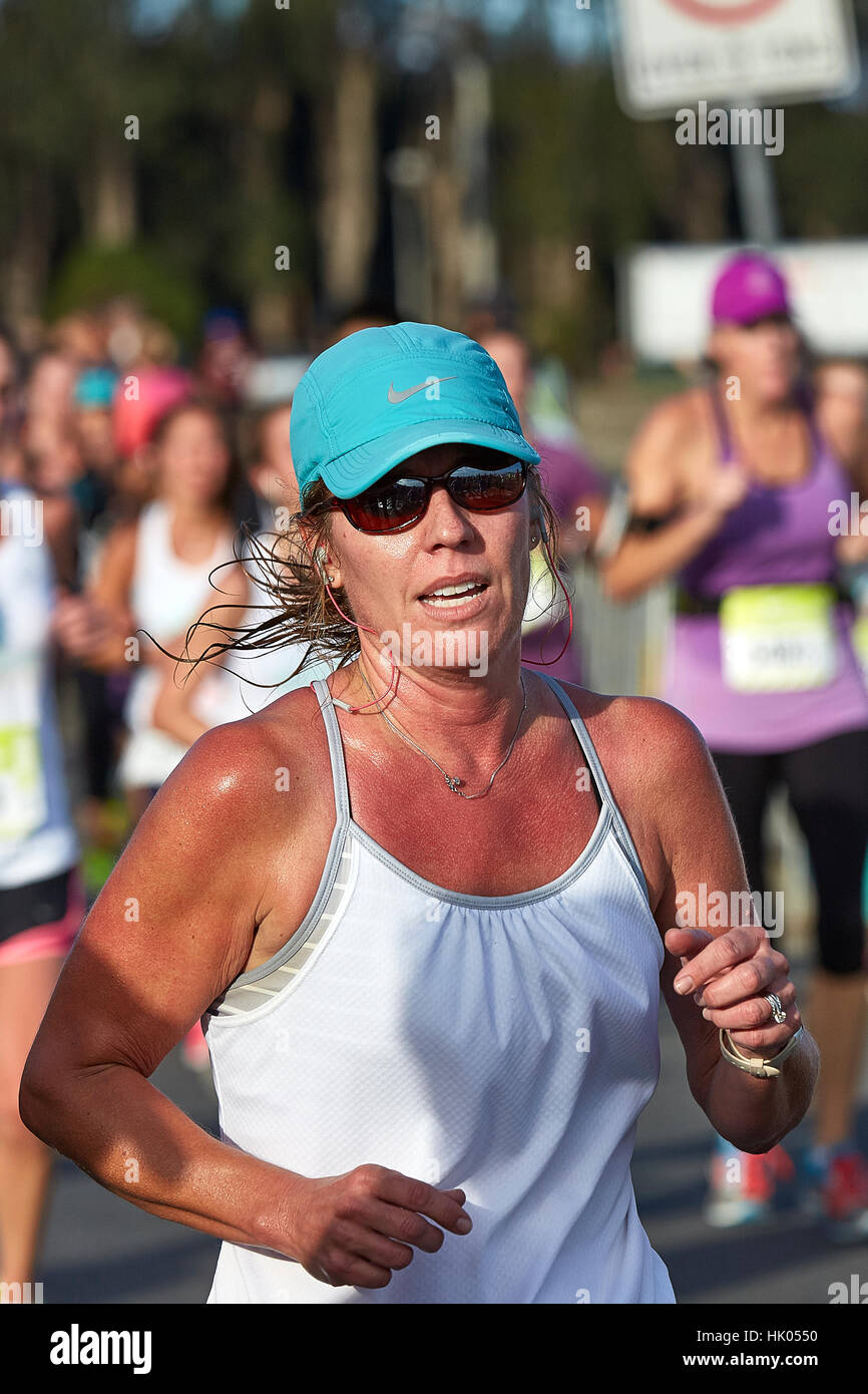 Sportlerin im Halbmarathon der Nike Woman, San Francisco, 2015 laufen. Stockfoto