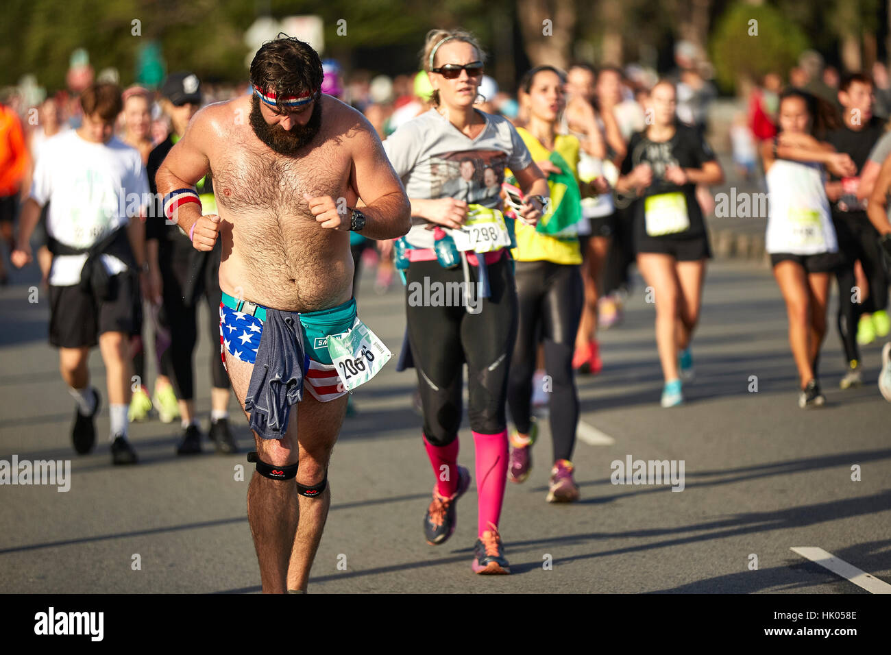 Behaarte männliche Athlet läuft In der Nike Woman Halbmarathon, San Francisco, 2015. Stockfoto