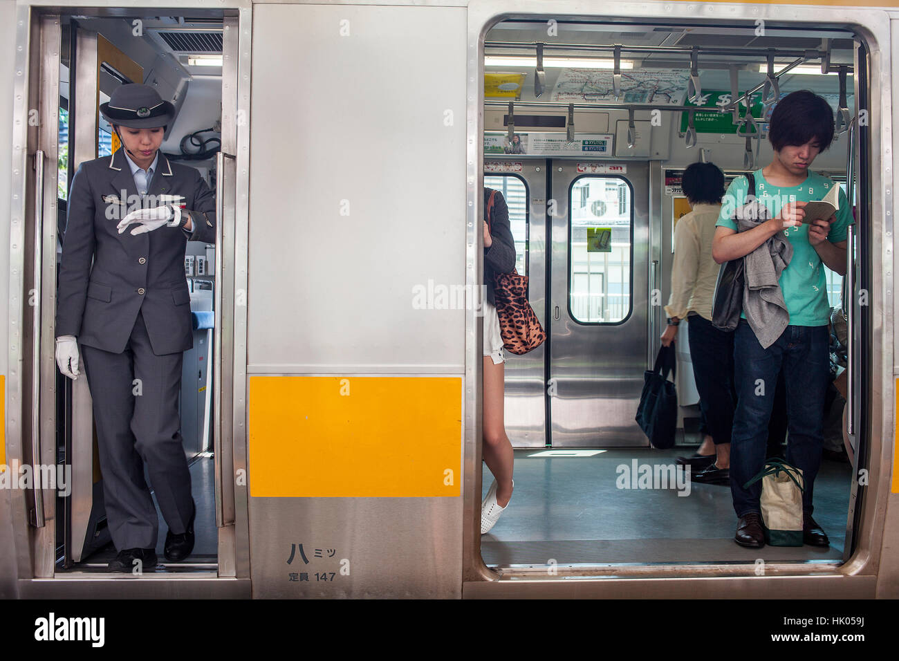 Zugführer und Passagiere. Bahnhof Shinjuku. Chuo Sobu Linie. Shinjuku, Tokio, Japan Stockfoto