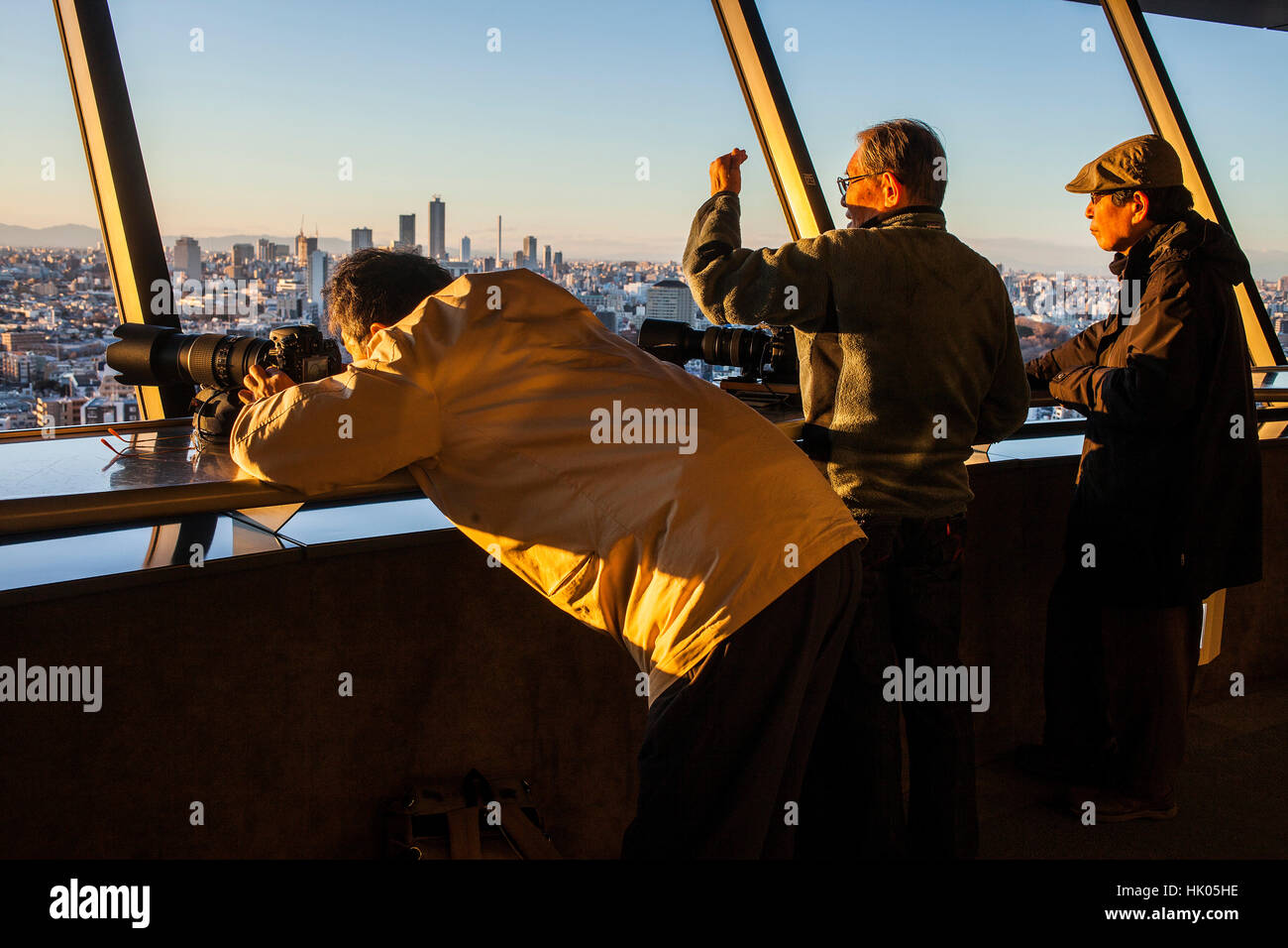 Fotografen auf der Spitze eines Wolkenkratzers, Aufnahmen von der Skyline bei Sonnenuntergang Tokyo, Japan Stockfoto