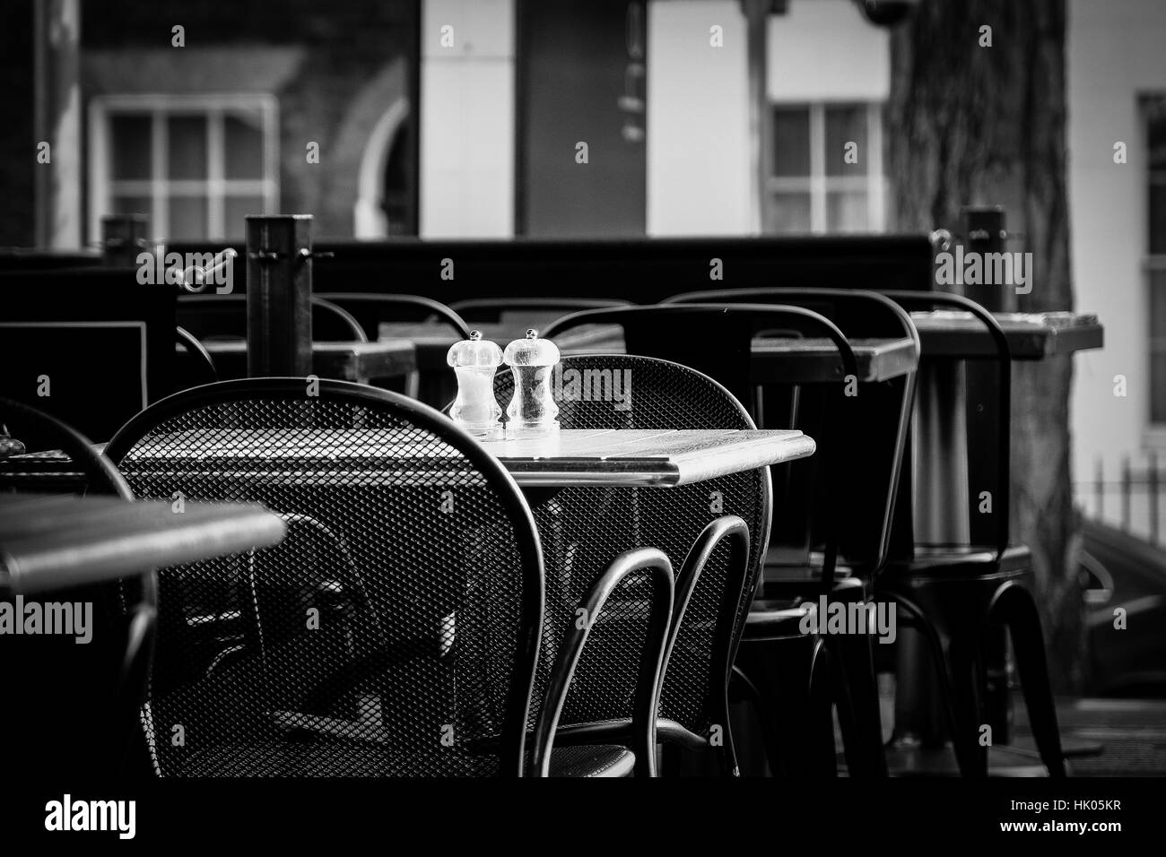 Sonnenlicht beleuchtet Gewürze auf ein Restaurant im freien Tisch Stockfoto