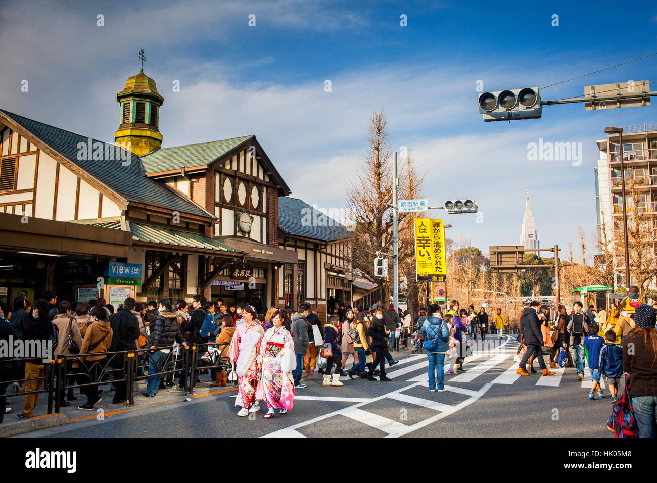 Straßenszene in Harajuku während Hatsumode Feier ist der erste Shinto-Schrein besuchen das japanische Neujahr. Einige Leute besuchen einen buddhistischen Tempel Stockfoto