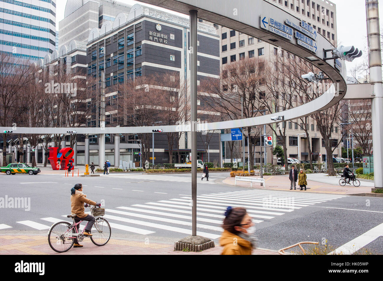 Stadtbild, Zebrastreifen und Semaphore, bei 6 Chome, Westseite, Shinjuku, Tokyo, Japan Stockfoto