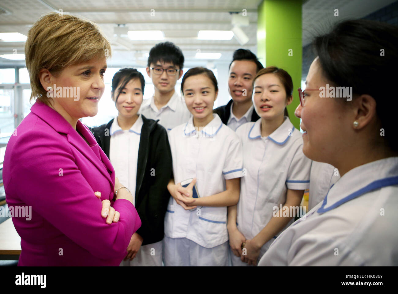 Erste Minister Nicola Sturgeon trifft Pflege- und Hebammenwesen Studenten der Universität Hong Kong auf ein internationales Austauschprogramm während eines Besuchs in Edinburgh Napier University. Stockfoto