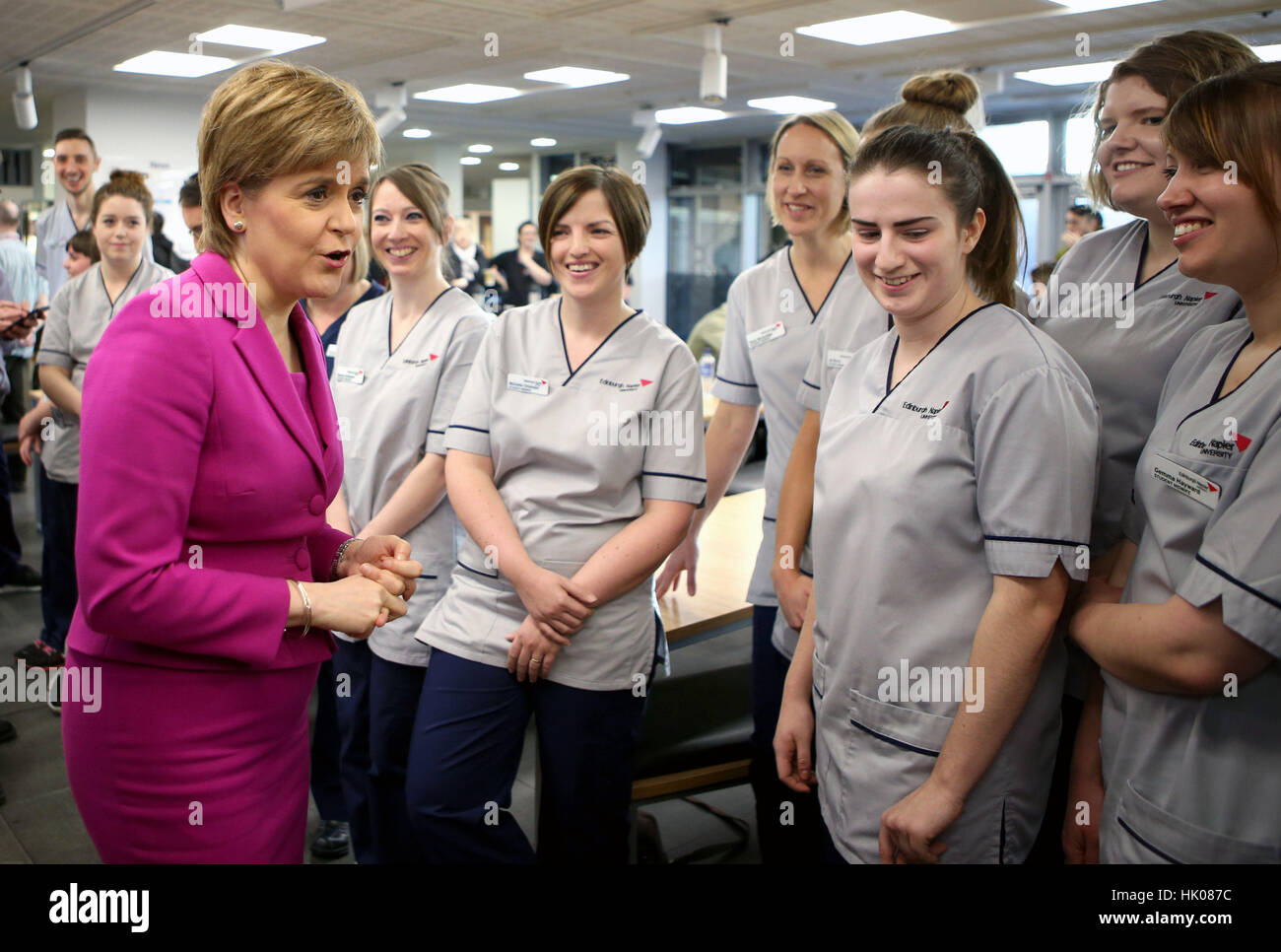 Erste Minister Nicola Sturgeon trifft Pflege- und Hebammenwesen Studenten während eines Besuchs in Edinburgh Napier University. Stockfoto