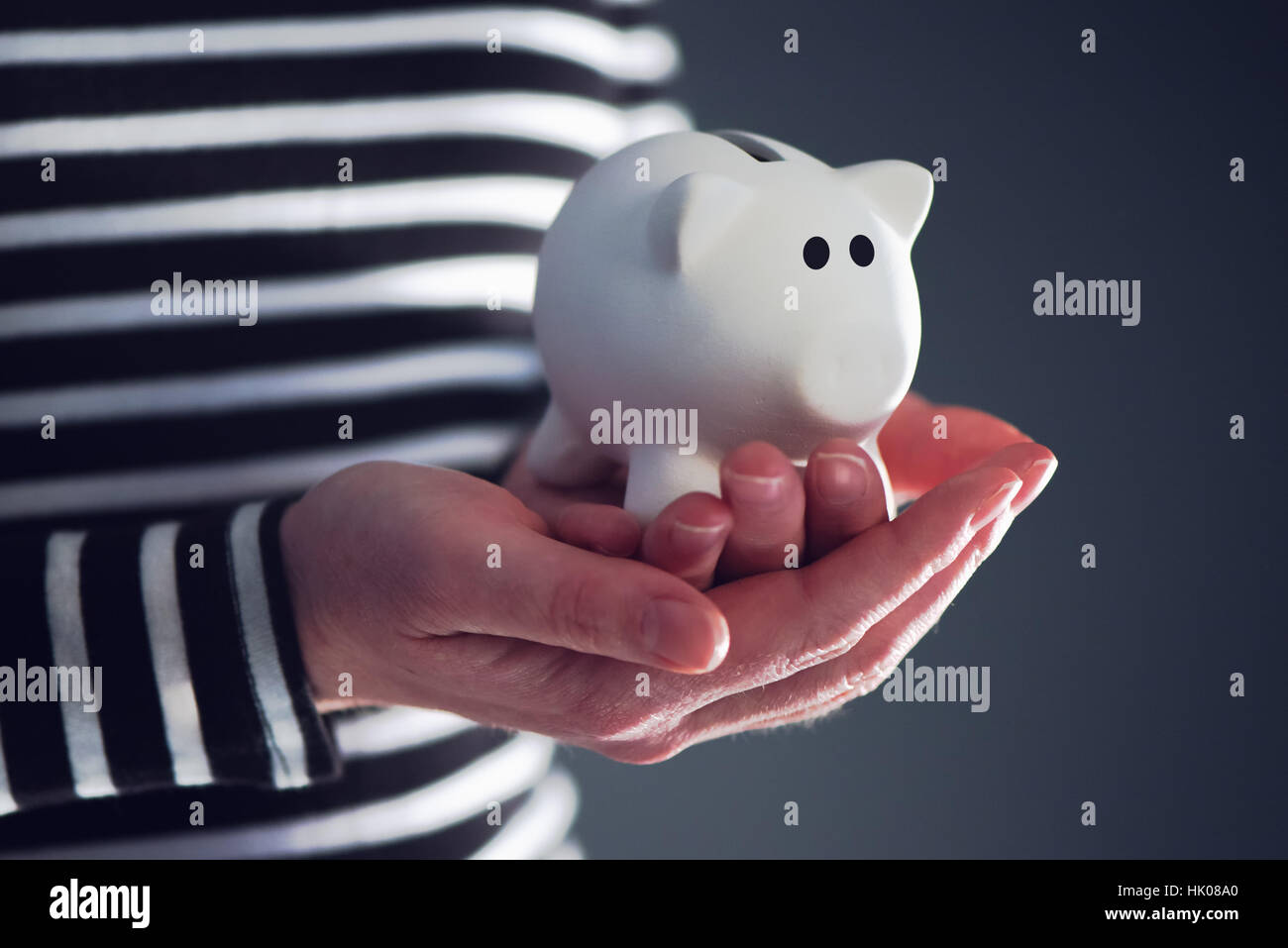 Frau mit Piggy Spardose, Haushaltsbudget, Finanzen und Einsparungen-Konzept Stockfoto
