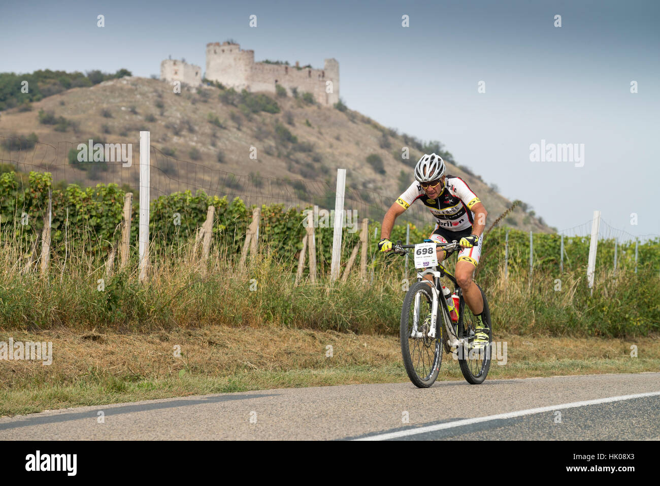 Touristischen Radfahren vorbei Wein Region Palava, Süd-Mähren, Tschechische Republik, Europa Stockfoto