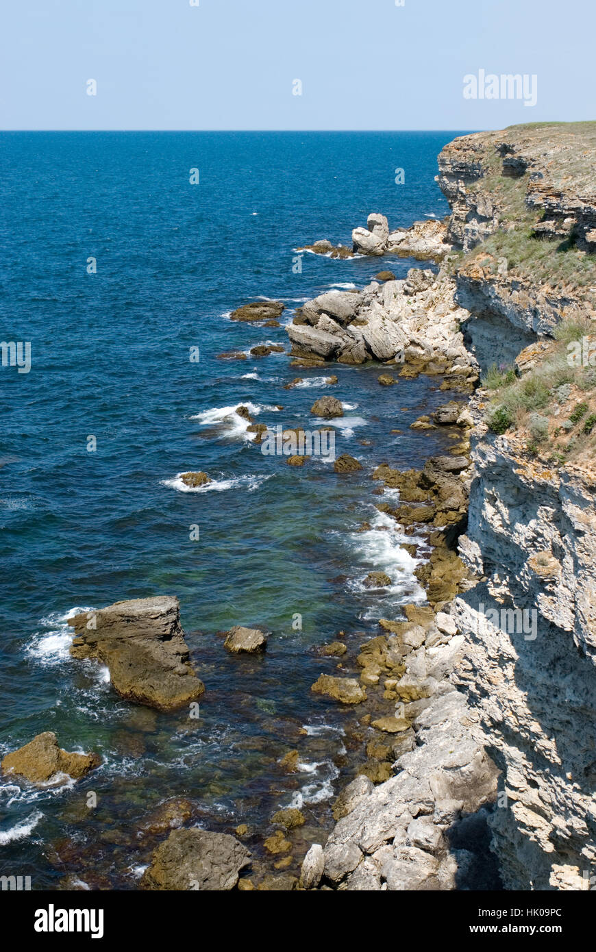 Die Ukraine, die Krim (Kap Tarchankut), Sommer, Meer und Felsen... Ein sonnigen Tag... Stockfoto