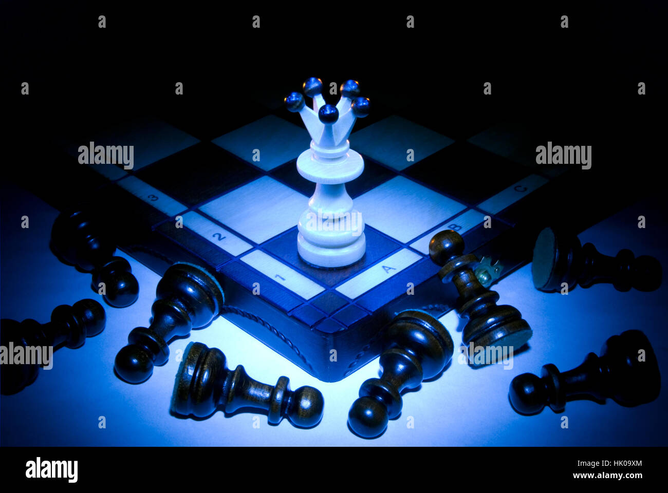 Schach, Dame und Bauern. Ein dunkles blau Art Hintergrund. Stockfoto