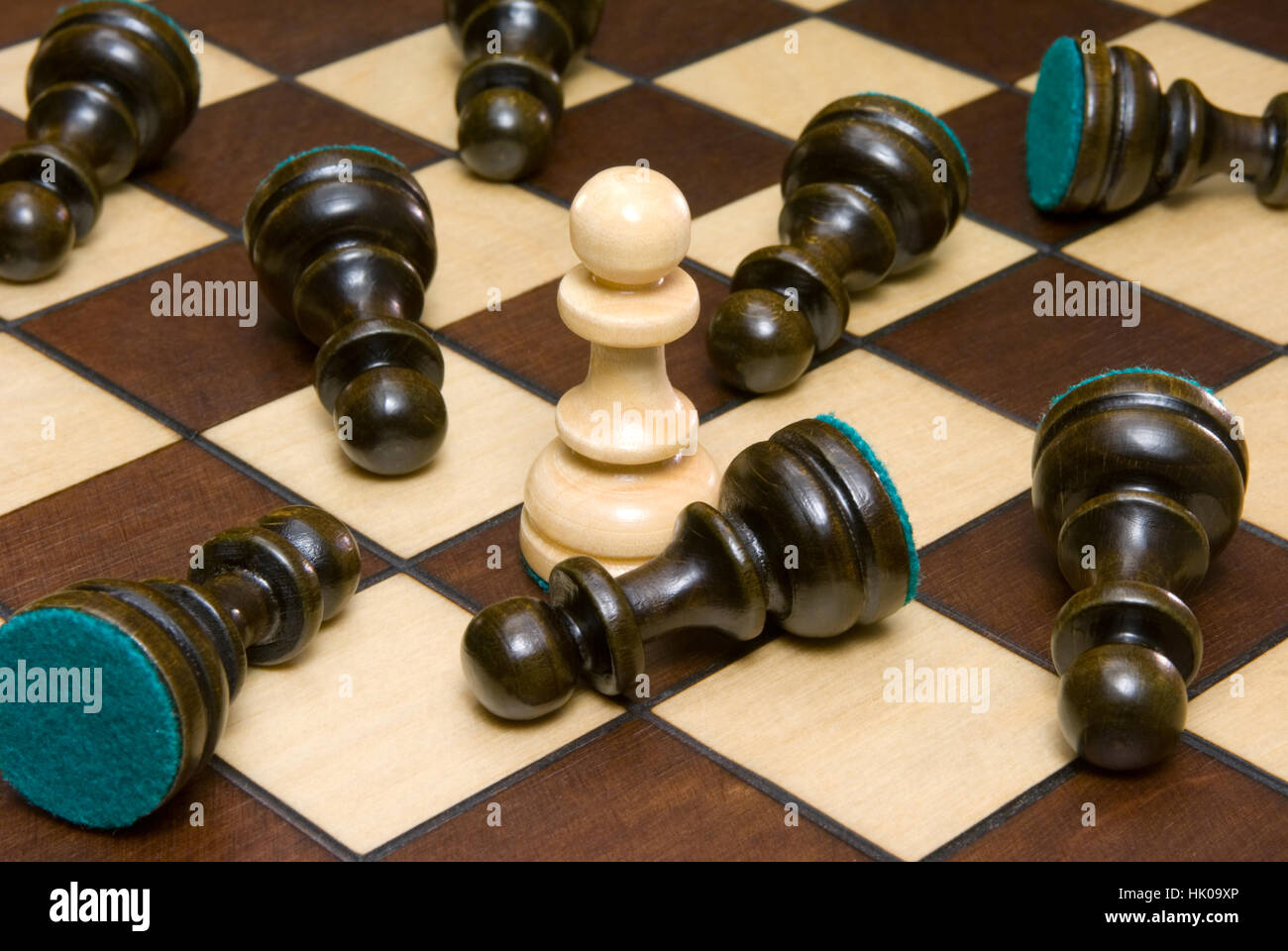 Schachfiguren auf einem Schachbrett (schwarze und weiße Bauern). Stockfoto