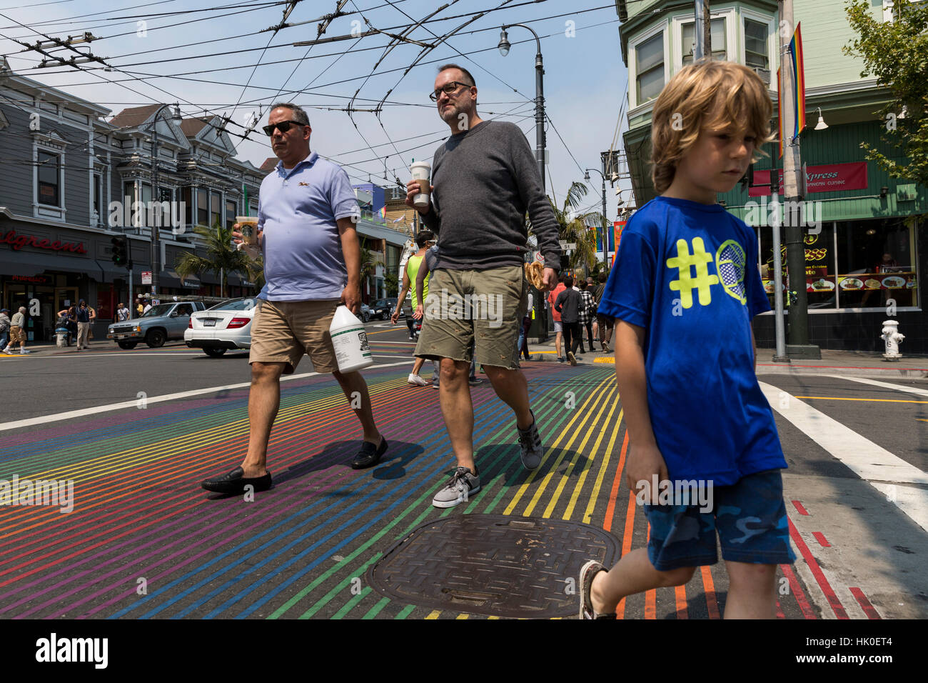 Regenbogen-Fußgängerüberweg. Castro District. August 2016. San Francisco, Kalifornien, Vereinigte Staaten von Amerika Stockfoto
