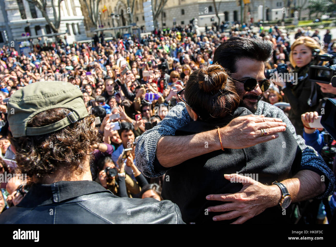 Schauspieler Anil Kapoor, Sonakshi Sinha und Hrithik Roshan nehmen an ein Bollywood Stil Flashmob in Madrid für die Präsentation der Filmakademie von Indien "Woollywood Oscars" in Madrid, Sonntag, 13. März 2016 zuspricht. Stockfoto