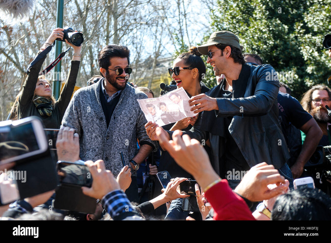 Schauspieler Anil Kapoor, Sonakshi Sinha und Hrithik Roshan nehmen an ein Bollywood Stil Flashmob in Madrid für die Präsentation der Filmakademie von Indien "Woollywood Oscars" in Madrid, Sonntag, 13. März 2016 zuspricht. Stockfoto