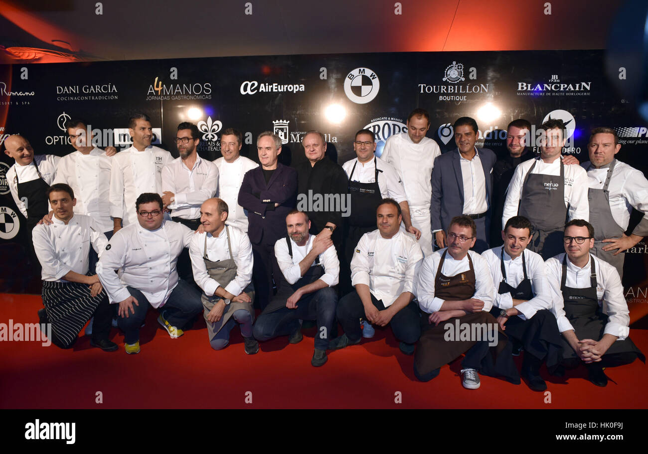 Küchenchefs Dani Garcia, Ferran Adria, Angel Leon, Joan Roca, Daniel Humm, Paco Roncero, Ramon Freixa und Albert Adria während eine Hommage an die weltweit besten Chefkoch Joel Robuchon in Marbella auf Montag, 18. April 2016. Stockfoto