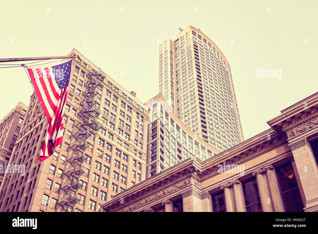 Farbe getönt Gebäude und Flagge der Vereinigten Staaten in Chicago downtown, USA. Stockfoto
