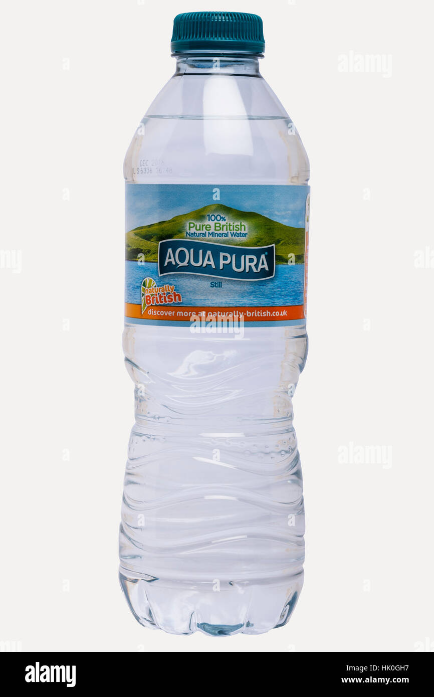 Eine Flasche Mineralwasser Aqua Pura auf weißem Hintergrund Stockfoto