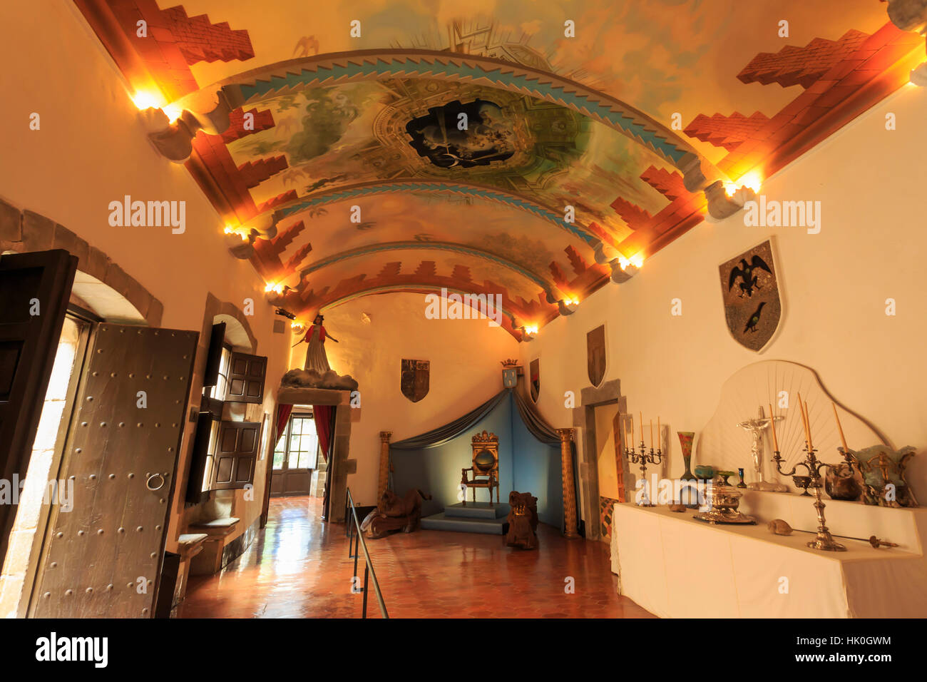 Gala Dalí Castle Museum und Wappen Zimmer, mittelalterlichen Haus, jetzt Museum von Salvador Dali, Pubol, Baix Empordà, Spanien Stockfoto