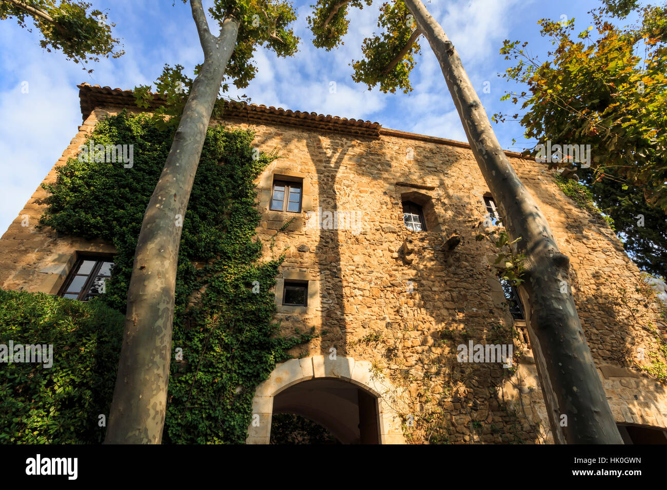 Gala Dalí Castle Museum Fassade inmitten hoher Bäume, mittelalterliche Haus von Salvador Dali, Pubol, Baix Empordà, Girona, Katalonien, Spanien Stockfoto