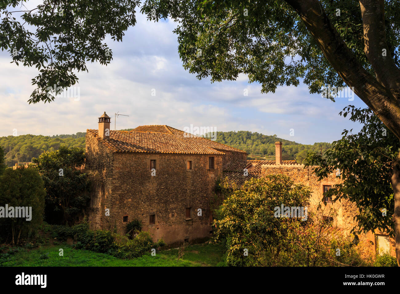 Gala Dalí Castle Museum, schöne Aussicht aus dem mittelalterlichen in- und jetzt Museum von Salvador Dali, Pubol, Baix Empordà, Girona, Spanien Stockfoto