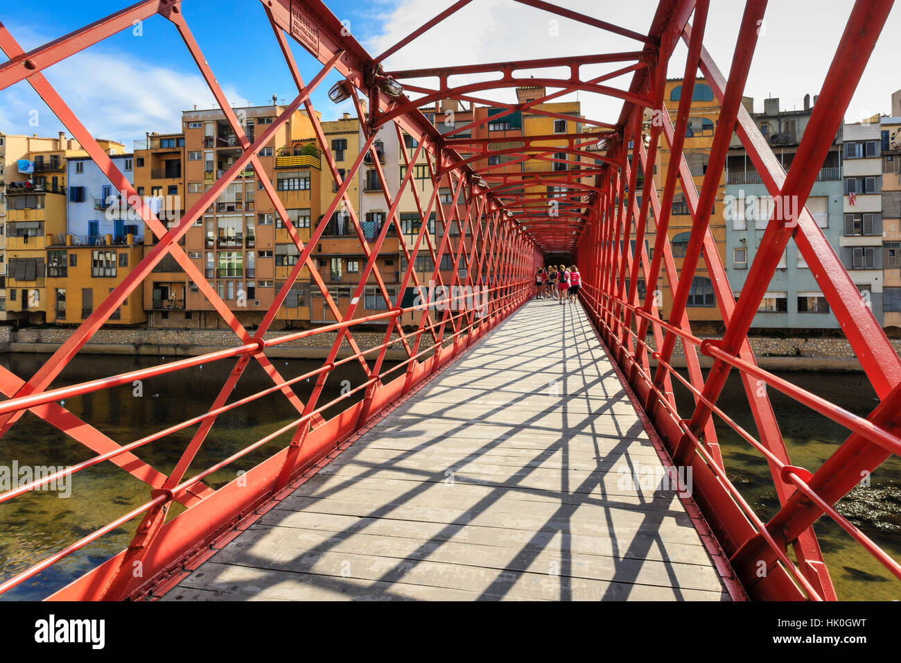 Palanques Vermelles Brücke, rote Brücke über den Fluss Onyar, von Gustav Eiffel, von Girona Provinz Girona, Katalonien, Spanien Stockfoto