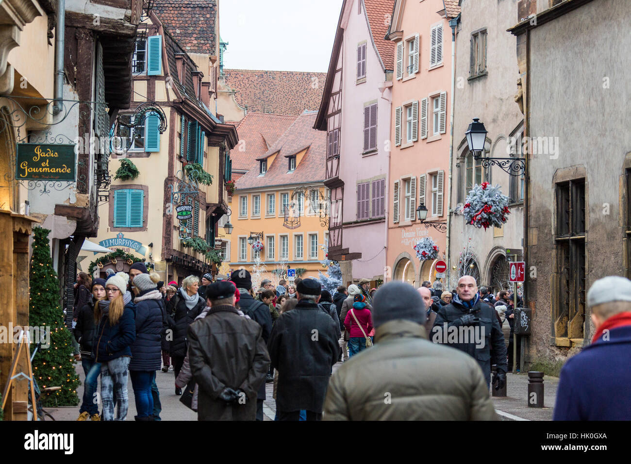 Touristen in der Fußgängerzone der Altstadt an Weihnachten Zeit, Colmar, Haut-Rhin, Elsass, Frankreich Stockfoto