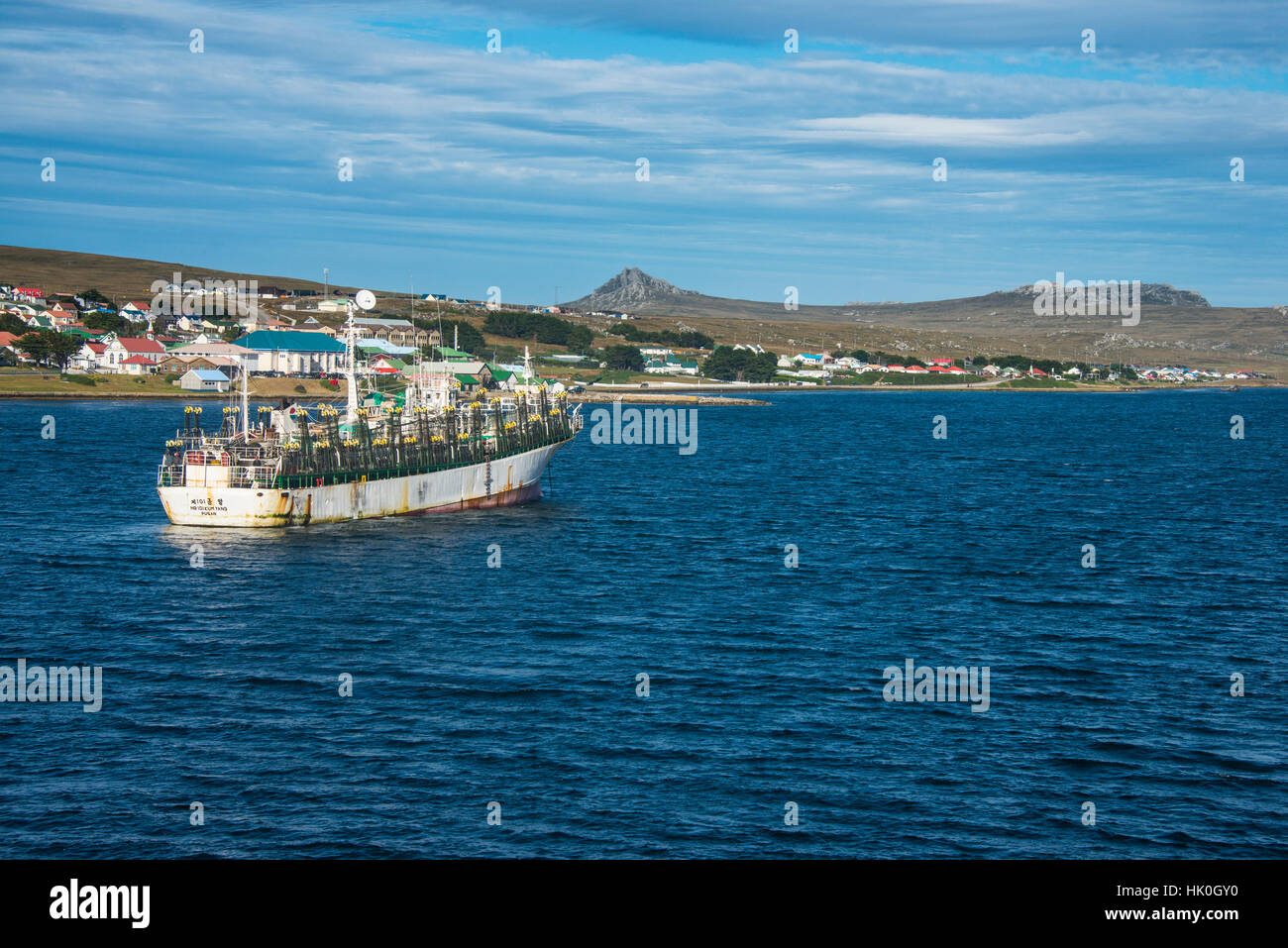 Chinesische Tintenfisch Trawler in Stanley, Hauptstadt der Falkland-Inseln, Südamerika Stockfoto