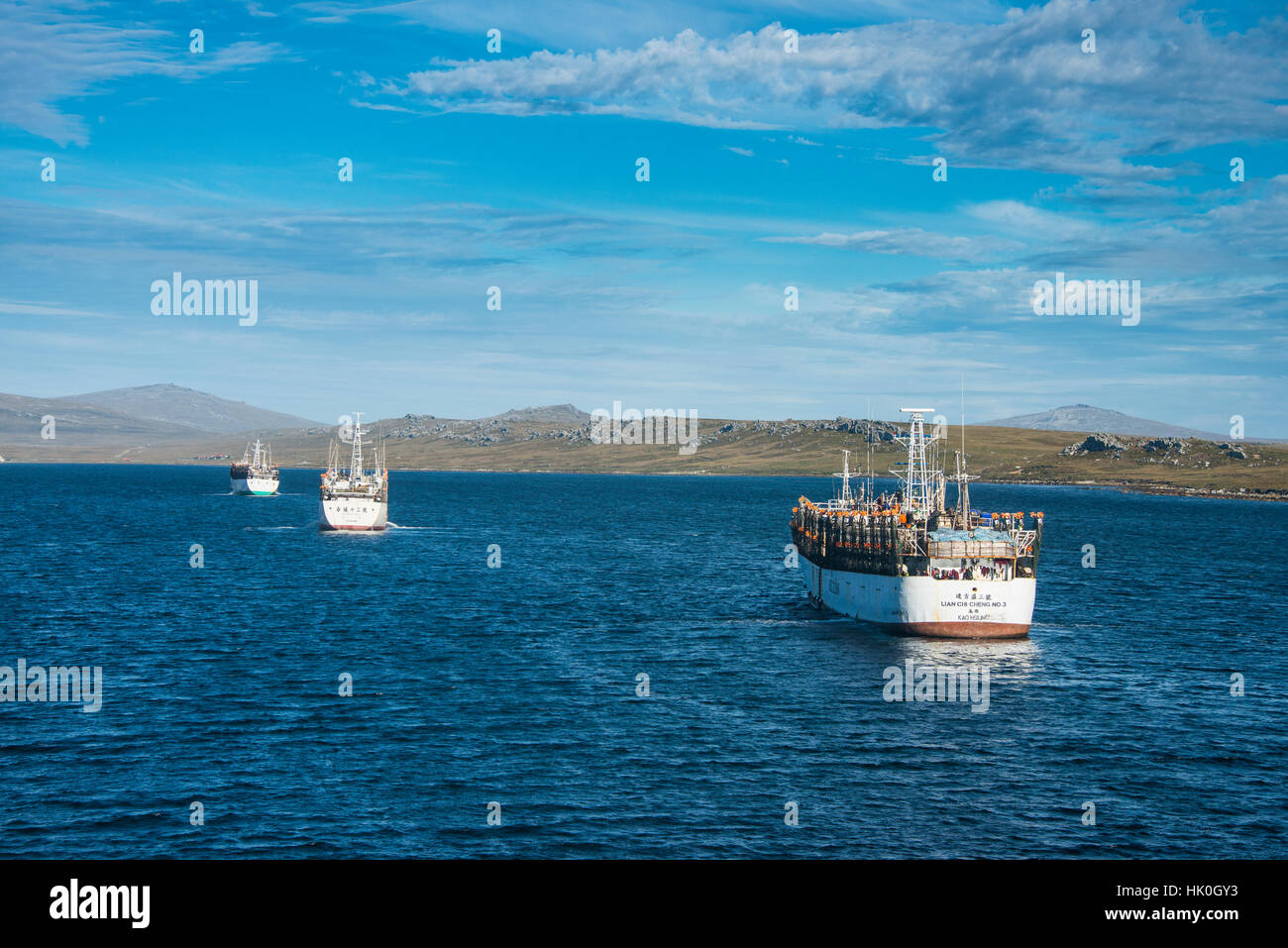 Chinesische Tintenfisch Trawler in Stanley, Hauptstadt der Falkland-Inseln, Südamerika Stockfoto