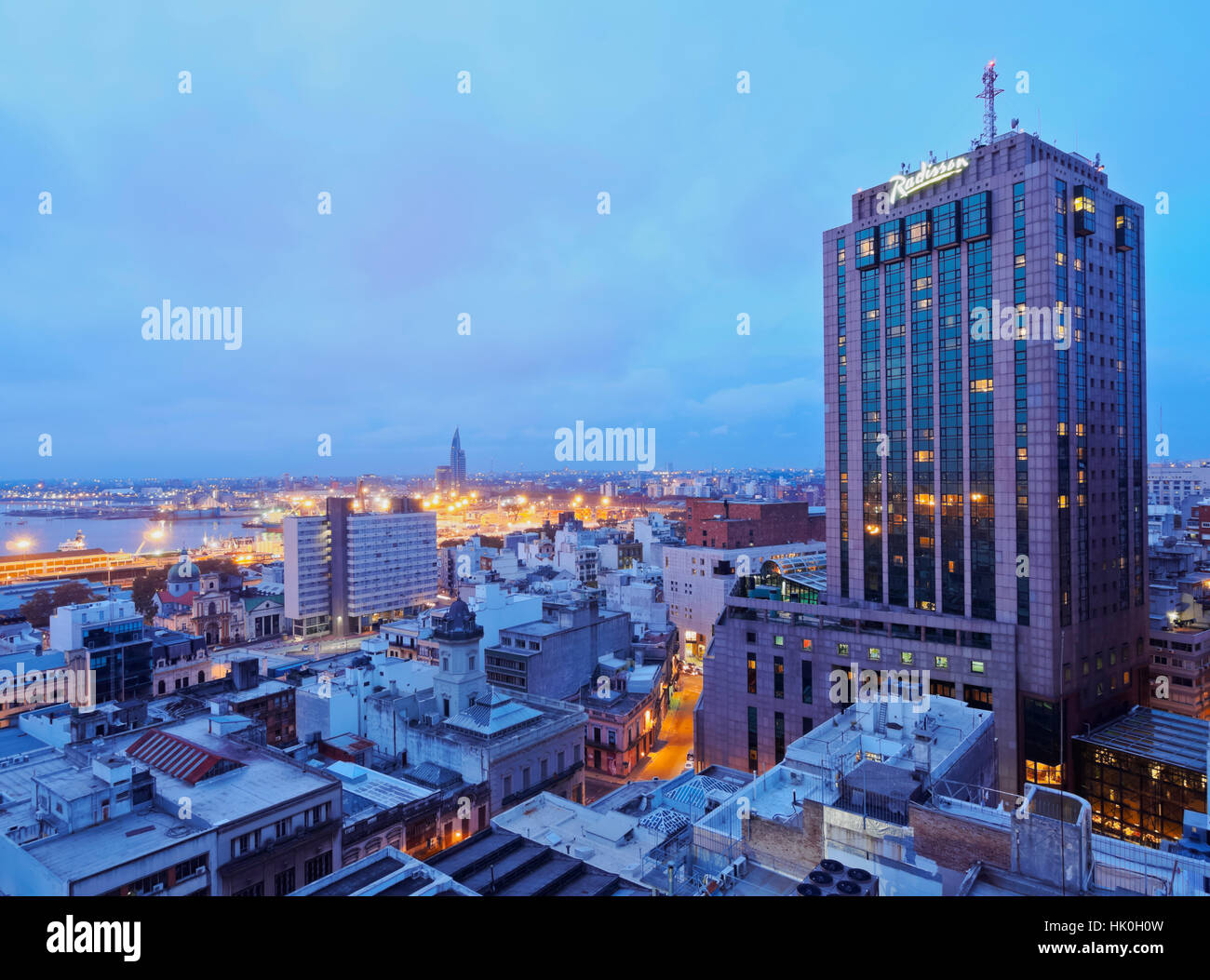 Erhöhten Blick auf die Innenstadt mit dem charakteristischen Gebäude des Radisson Hotels, Montevideo, Uruguay, Südamerika Stockfoto