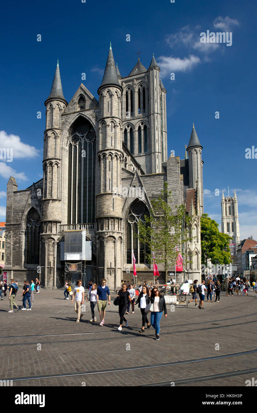 Junge Menschen genießen Sommersonne auf Straßen außerhalb St.-Nikolaus Kirche, Innenstadt, Gent, West-Flandern, Belgien Stockfoto