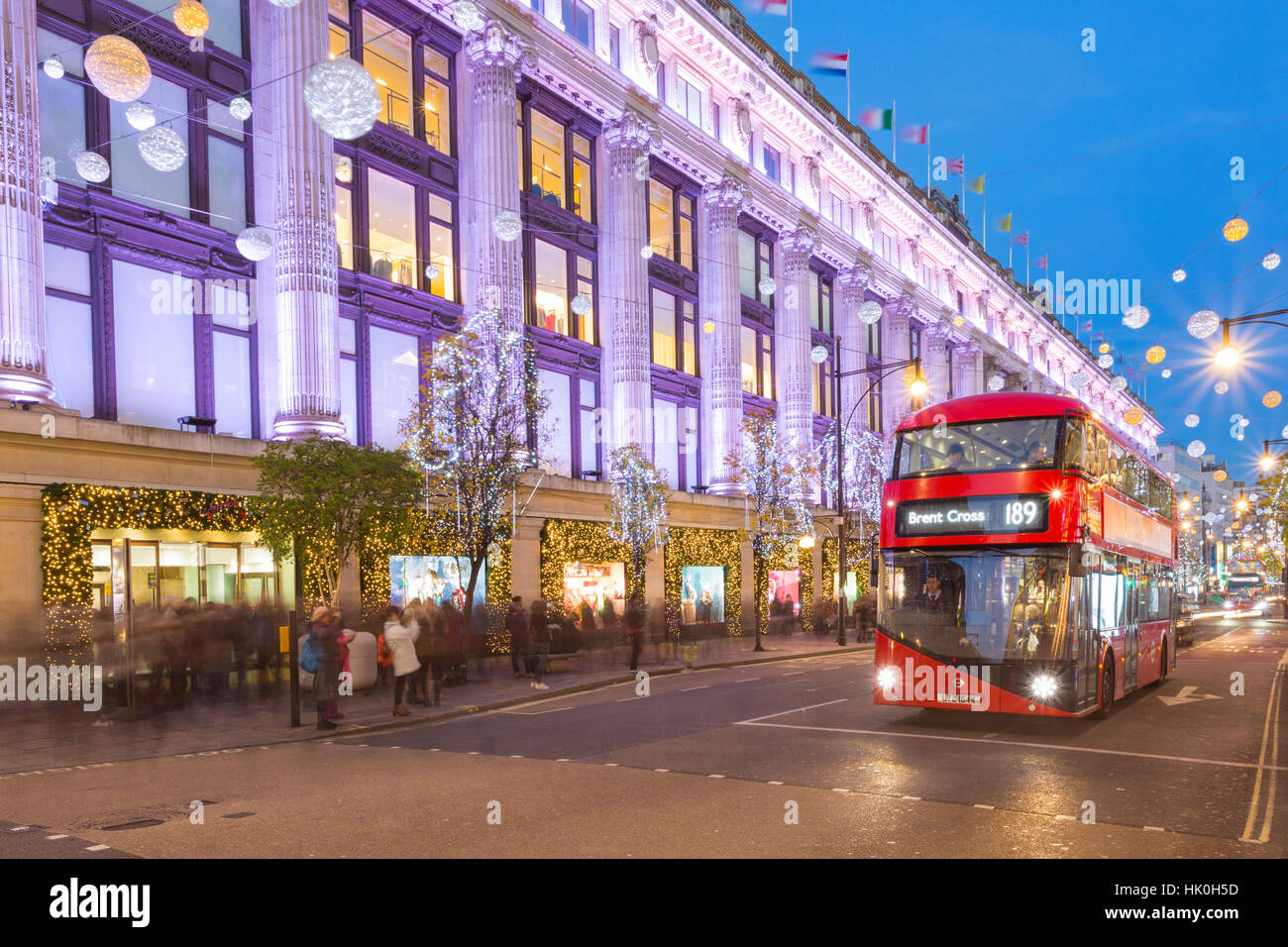 Selfridges in der Oxford Street zu Weihnachten, London, England, Vereinigtes Königreich Stockfoto