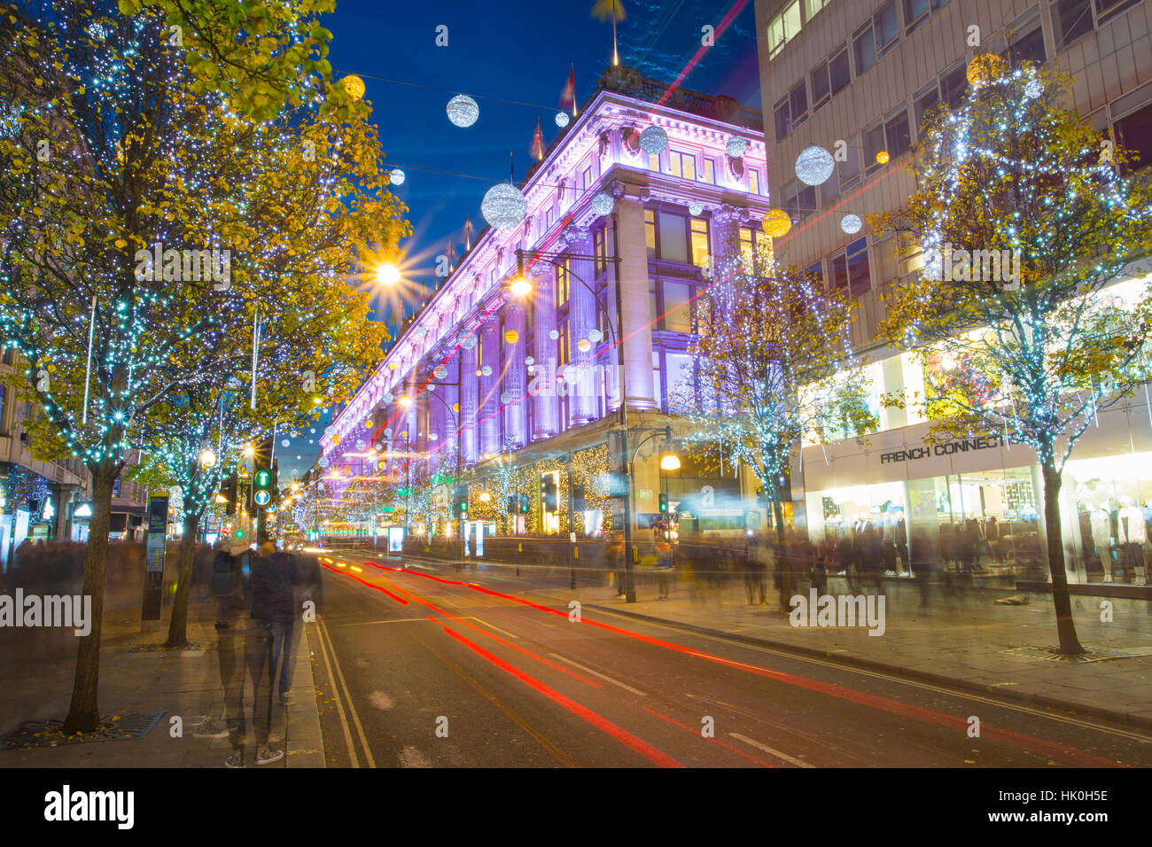 Selfridges in der Oxford Street zu Weihnachten, London, England, Vereinigtes Königreich Stockfoto