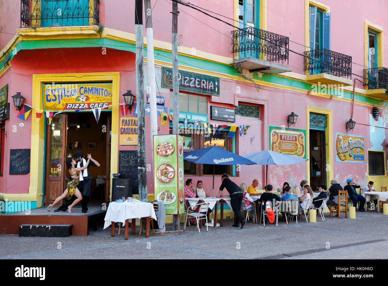 Bunt bemalte Estacion Caminito Café mit Tango-Anzeige in La Boca Bezirk, Buenos Aires, Argentinien, Südamerika Stockfoto