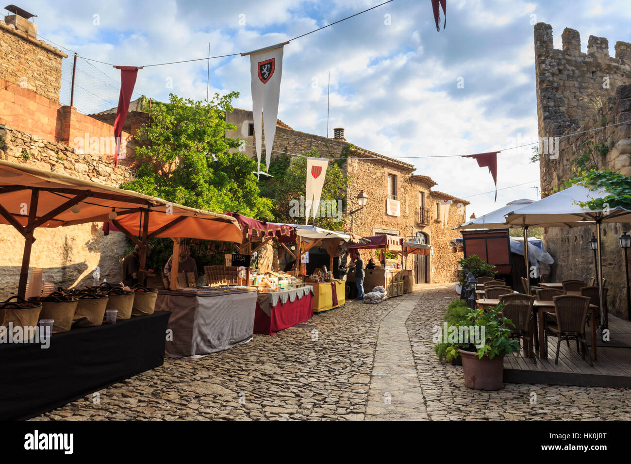 Wunderschöne mittelalterliche Dorf, Markt auf gepflasterte Straße mit Fahnen, Peratallada, Baix Empordà, Girona, Katalonien, Spanien Stockfoto