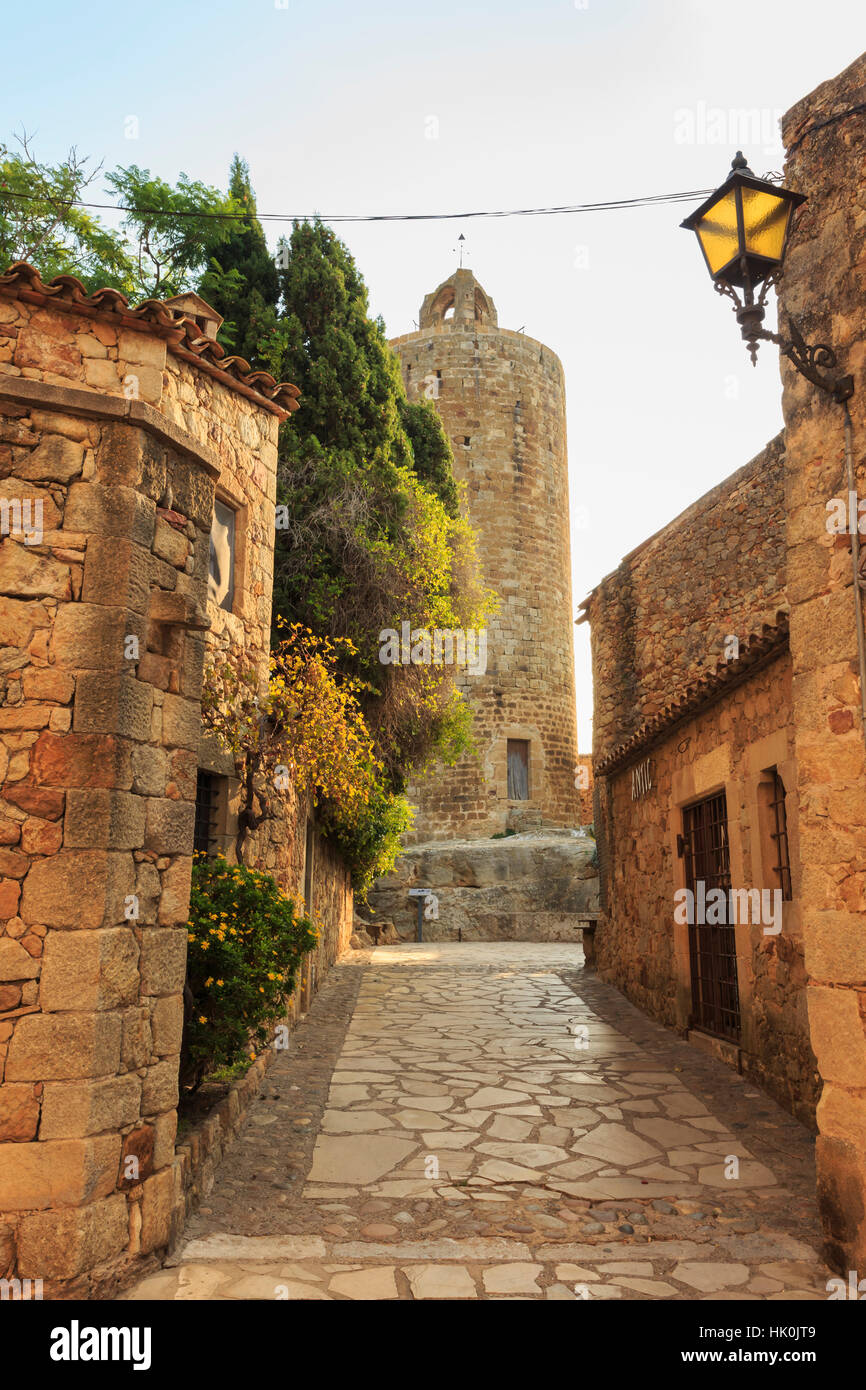 Turm der Stunden, Reste der Burg im wunderschönen mittelalterlichen Hügel ummauerten Dorf Pals, Baix Empordà, Girona, Katalonien, Spanien Stockfoto