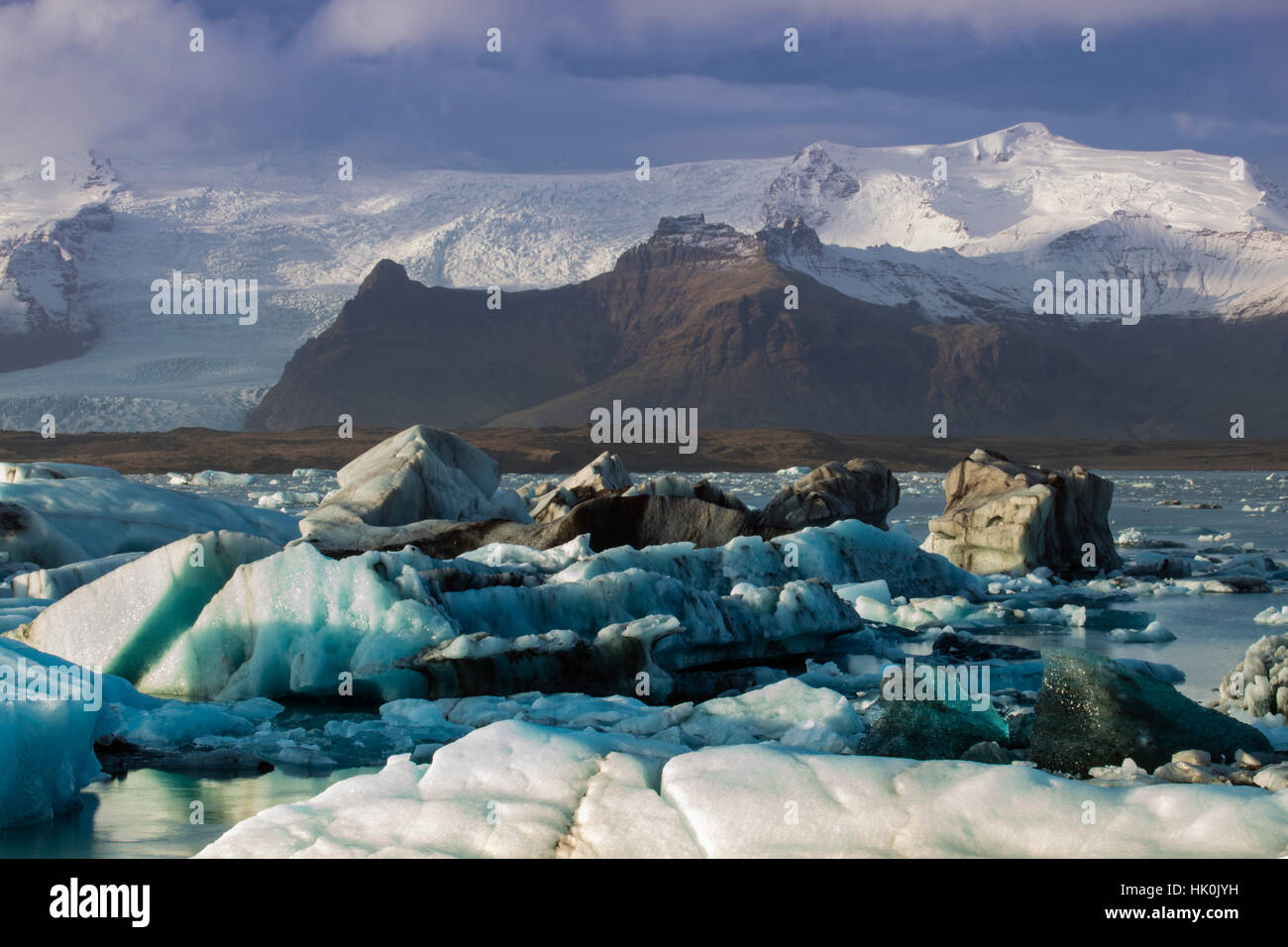 Eisberge in der Gletschersee Jökulsárlón im Vatnajökull Nationalpark im Südosten Islands, Polarregionen Stockfoto