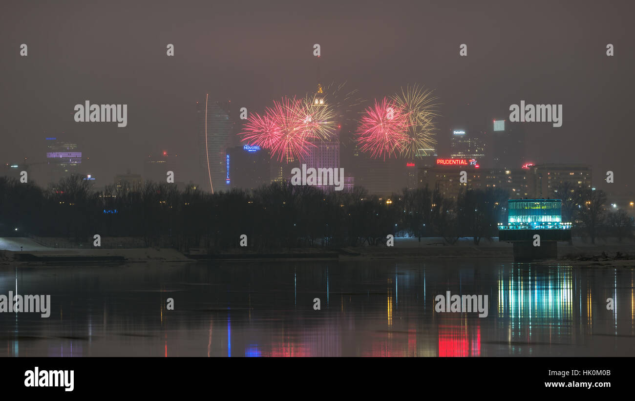 Warschau, Zentrum, Polen-15. Januar 2017-Feuerwerk über dem Zentrum der Stadt, das Finale der großen Orchester des Christmas Charity (GOCC) Stockfoto