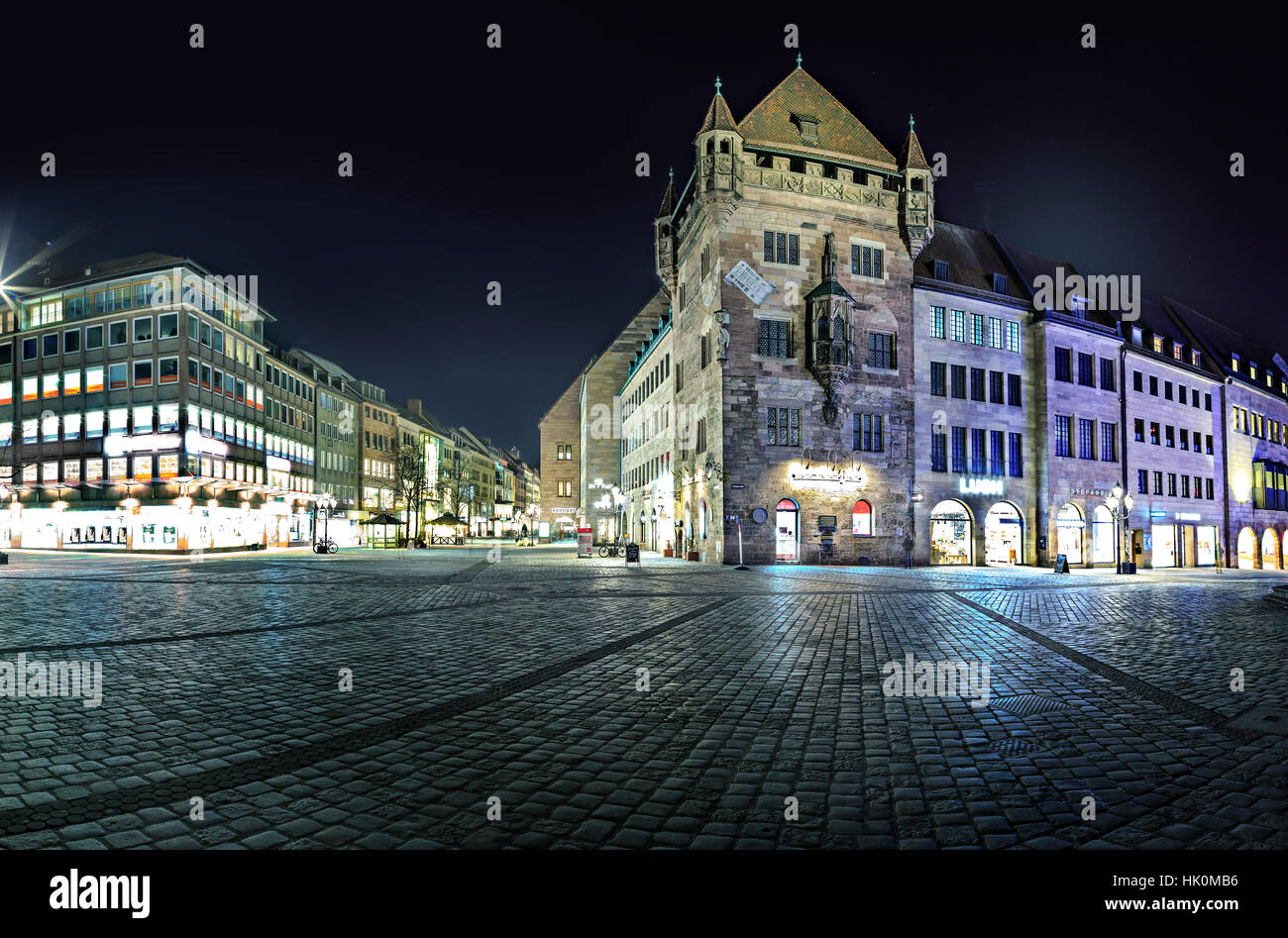 Nürnberg, Deutschland - ca. Oktober 2016: Die Straßen der Stadt Nürnberg bei Nacht, Deutschland Stockfoto