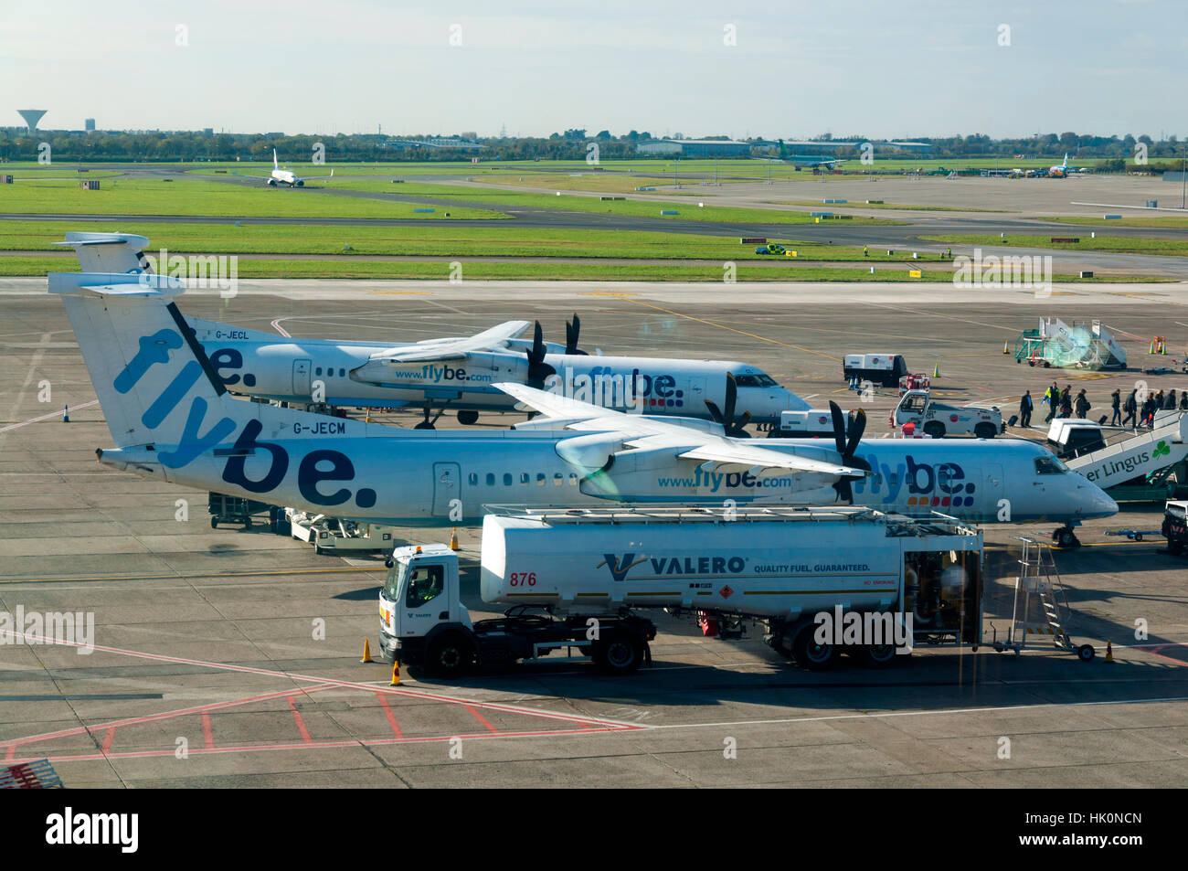 Flybe-Flugzeuge am Flughafen Dublin auf den Stand tanken Stockfoto