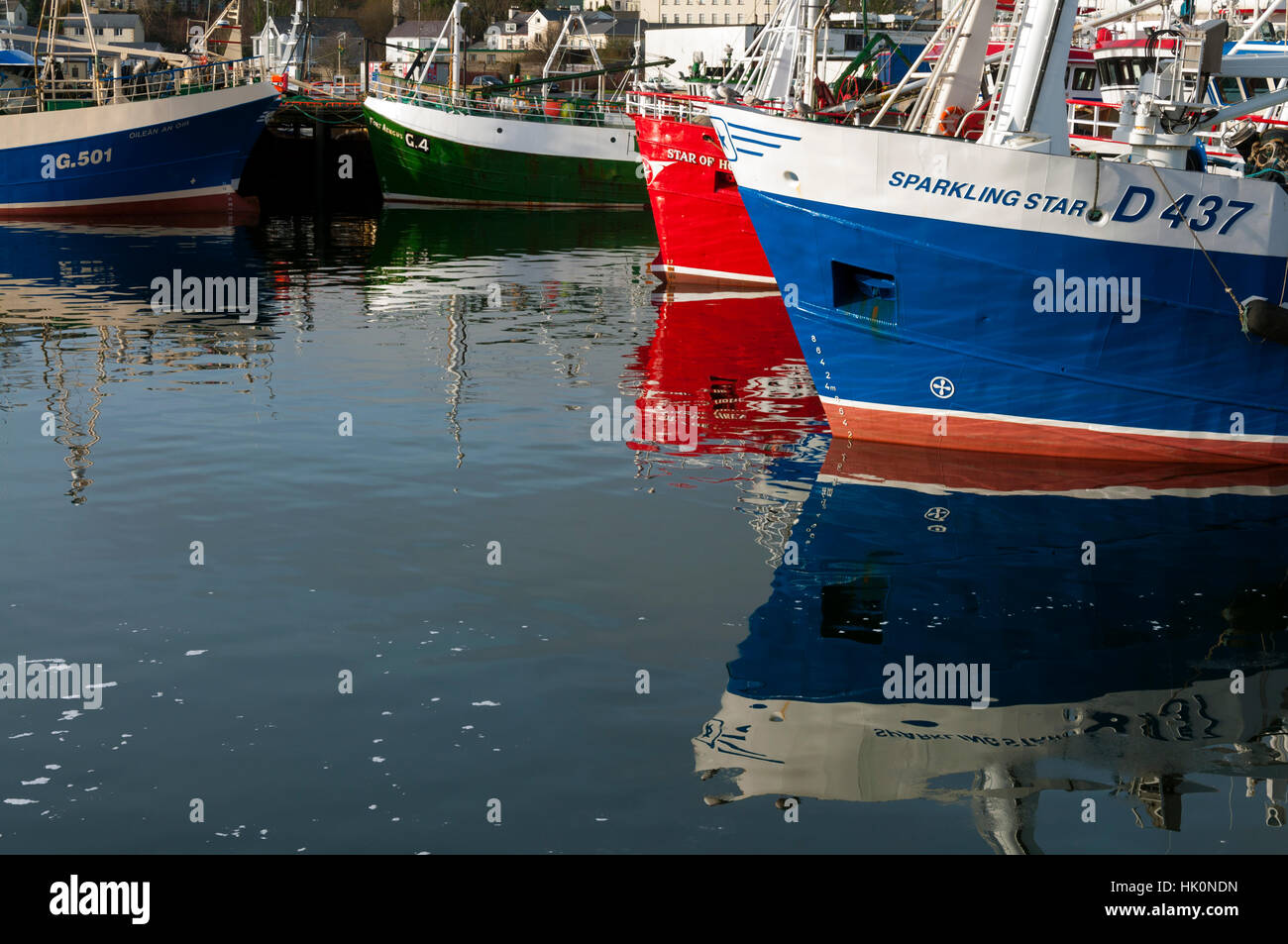 Fischkuttern und Booten im Hafen von Killybegs, County Donegal, Irland Stockfoto