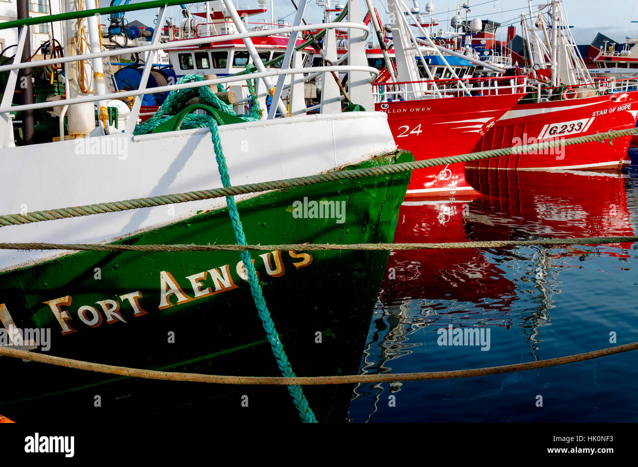 Fischkuttern und Booten im Hafen von Killybegs, County Donegal, Irland Stockfoto