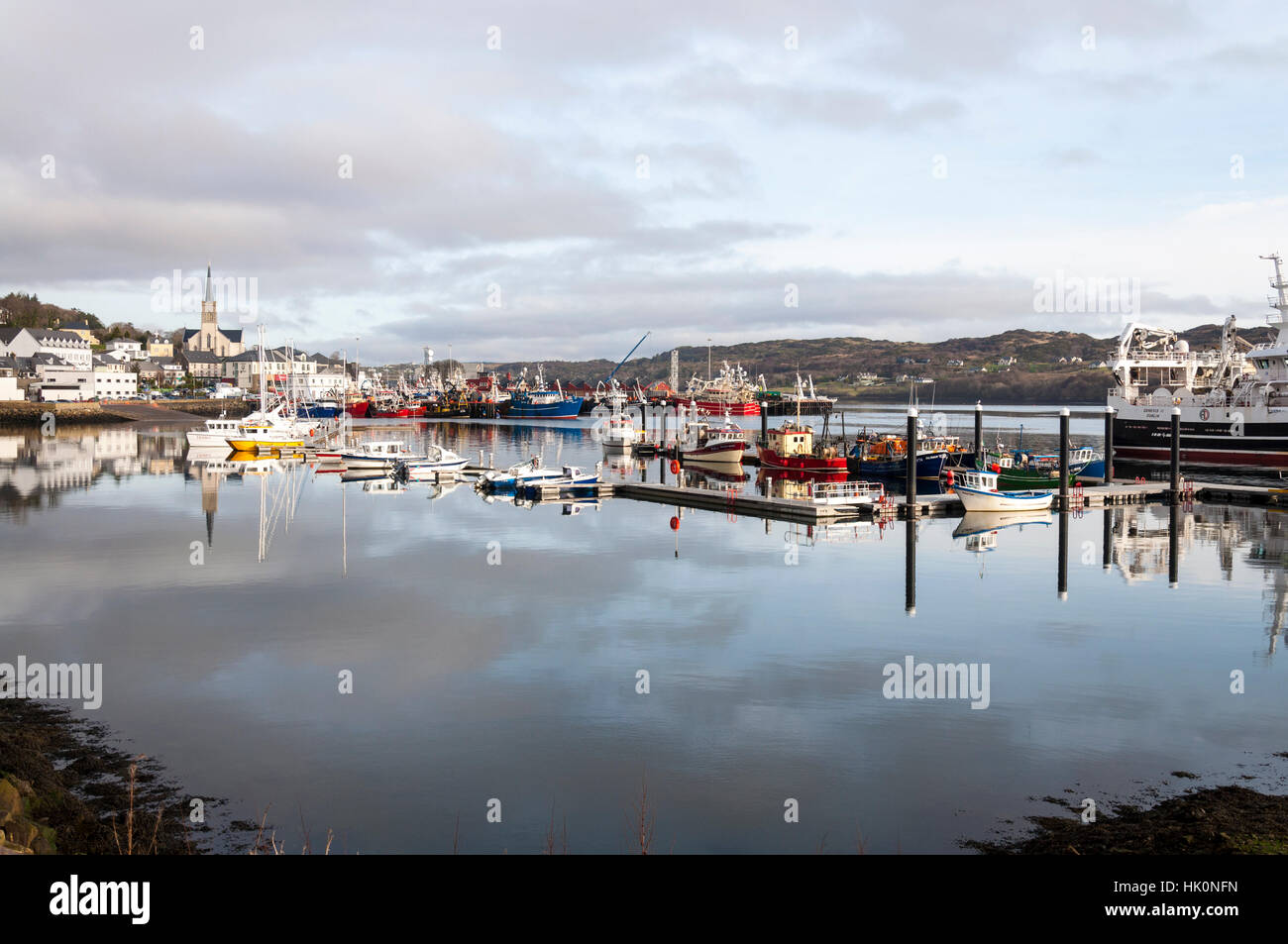 Yachten, Motorboote, Angeln vertäut am Killybegs kleine Handwerk Harbour Marina, County Donegal, Irland Stockfoto